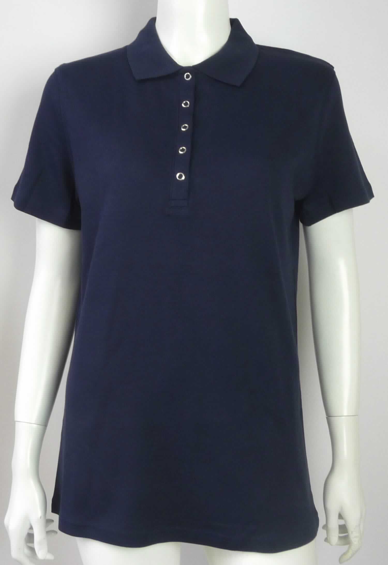 Hemdbluse, sog. Women's Interlock Polo, Art. 4250 / 4250F, Größe L, Foto siehe Anlage,
- laut Antrag mit fünf Stück je Verpackungseinheit im Polybeutel verpackt,
- aus ca. 0,7 mm dicken, einfarbigen Gewirken aus laut Antrag 100 % Baumwolle; mit durchschnittlich mehr als 
  10 Maschen je linearen Zentimeter in jeder Richtung,
- über die Taille reichend (Rückenlänge: ca. 69 cm),
- mit einem Umlegekragen,
- vorn mit einer nicht durchgehenden Öffnung mit Druckknopfverschluss von rechts über links (Frauenkleidung),
- mit kurzen Ärmeln,
- den Hemden für Männer entsprechend zugeschnitten,
- am unteren Rand durch Umschlagen und Festnähen gesäumt.

"Hemdbluse, aus Gewirken, für Frauen, aus Baumwolle"