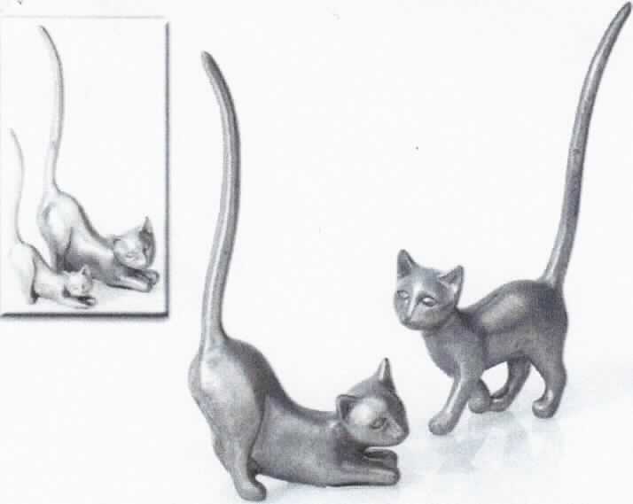 Es handelt sich um stilisierte Tierfiguren in Form von Katzen (in verschiedenen Positionen, z.B. stehend), mit aufrecht gestelltem Schwanz zur Aufnahme von Fingerringen (nicht Gegenstand der vZTA). Die Ringhalter bestehen aus Zinn. 
maximale Höhe: ca. 9 cm, Länge: ca. 5 cm, Breite: ca. 2 cm
-Antragstellerangaben-

Eine Einreihung der Waren als Ziergegenstände in die Position 8306 kommt nicht in Betracht, da die Erzeugnisse einen Gebrauchswert (das Halten von Fingerringen) aufweisen.

Abbildung siehe Anlage. 

Derartige Erzeugnisse gehören als "andere Waren aus Zinn" zur Codenummer 8007 0080 00 0 des Zolltarifs.