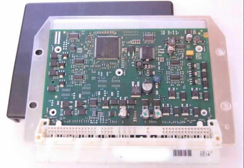 Elektronischer Luftfederniveauregler, im Wesentlichen bestehend aus einem Gehäuse (ca. 211 x 147 x 25 mm) mit einer Grundplatte, einer mit elektrischen und elektronischen Bauelementen bestückten Leiterplatte, einer 80-poligen Anschlussleiste sowie einer Abdeckkappe (siehe Abbildung in der Anlage). Die Regeleinheit erhält fortlaufend von externen Sensoren (Beschleunigungs- und Niveau- und Drucksensoren, nicht Gegenstand dieser vZTA-Entscheidung) Messwerte (Ist-Werte) über Parameter des Fahrwerkes und vergleicht diese mit vorgegebenen Sollwerten, um bei Abweichungen durch äußere Störeinflüsse, wie z.B. veränderte Fahrbahnverhältnisse, die Luftfederung des Fahrwerkes über Magnetventile (nicht Gegenstand dieser vZTA-Entscheidung) in dessen pneumatischen System an die geänderte Fahrsituation anzupassen (geschlossener Regelkreis). Da die Sensoren (Messglied) nicht Bestandteil des Instrumentes sind, wird es als unvollständiger Regler betrachtet.
Die Ware wird als "Gerät zum Regeln, anderes als Thermostat oder Druckregler, als pneumatischer Regler" eingereiht.