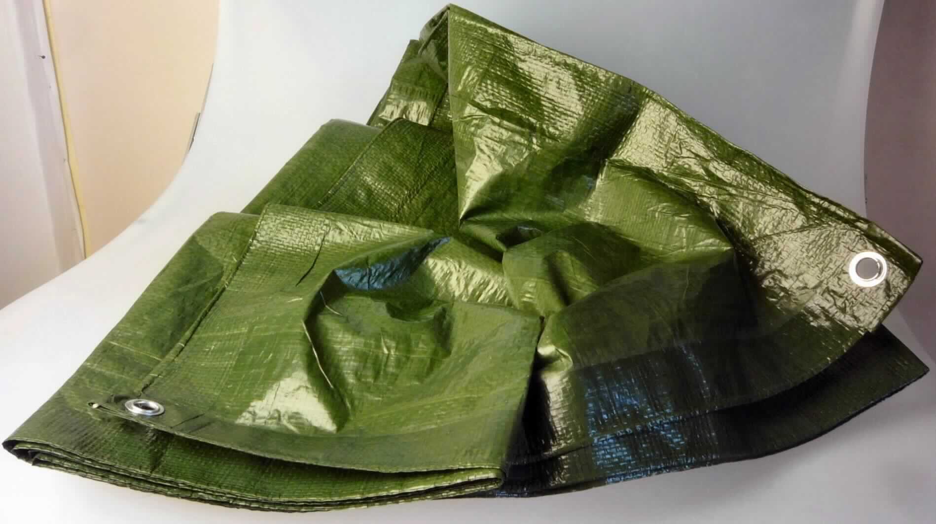 Plane, sog. Kunststoffplane (PE Tarpaulin), Foto siehe Anlage,
- in einem Polybeutel mit Papiereinleger verpackt,
- flaches Erzeugnis, laut Antrag in den Abmessungen: 2 m x 3 m,
- aus einem ca. 0,3 mm dicken, einfarbigen Gewebe aus Streifen aus synthetischer Spinnmasse (laut Antrag aus
  Polyethylen); mit einer augenscheinlichen Streifenbreite von weniger als 5 mm; das Gewebe weist auf den
  Außenseiten einen Glanz auf, ein Überziehen mit Kunststoff ist mit bloßem Auge jedoch nicht wahrnehmbar, 
  somit keine Ware des Kapitels 39,
- an den Rändern umgeschlagen, augenscheinlich zusammengeklebt und mit einem eingearbeiteten "Band"
  verstärkt; mit Ösen aus unedlem Metall,
- durch Zusammenfügen konfektioniert,
- dient zum Schutz gegen Wind und Wetter, Schmutz und Nässe.

"Plane aus Spinnstoffen, andere als in der Unterposition 6306 12 genannte"