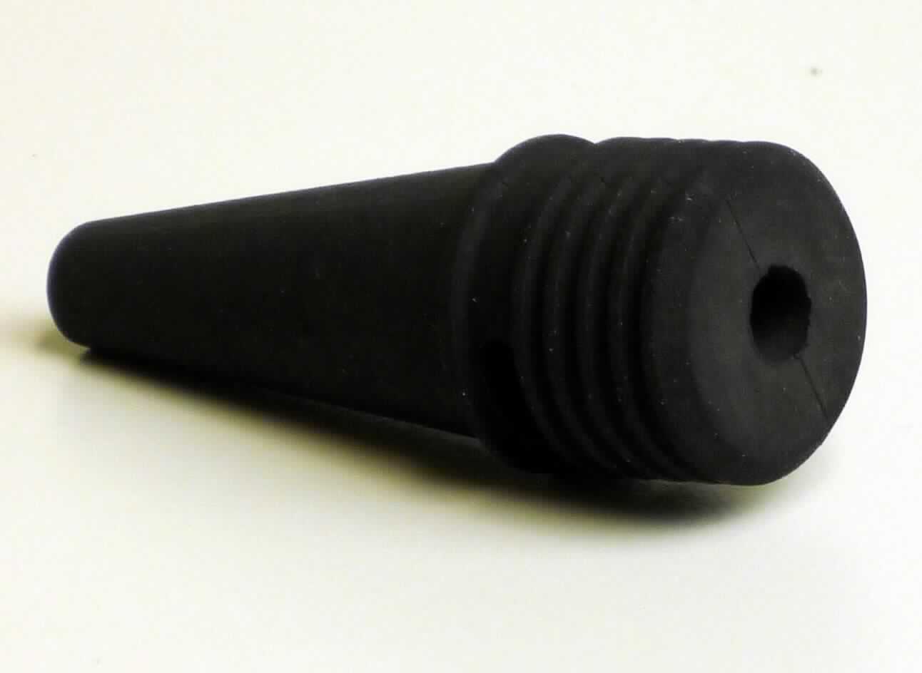 Angaben des Antragstellers:
Verschlussstopfen
Material: 100 % ECO (Polyepichlorhydrin)

Untersuchungergebnisse an einem Warenmuster:
In Längsrichtung mittig gelochtes Formteil aus einem schwarzen, elastischen Material (Länge: ca. 5,7 cm). Das Formteil ist einseitig gerillt und auf der anderen Seite spitz zulaufend (siehe Abbildung).

Befund:
Bei dem Material ECO handelt es sich um einen Kunststoff im Sinne der Anmerkung 1 zu Kapitel 39.
Danach liegt ein Verschlussstück aus Kunststoff im Sinne der Unterposition (KN) 3917 4000 vor.