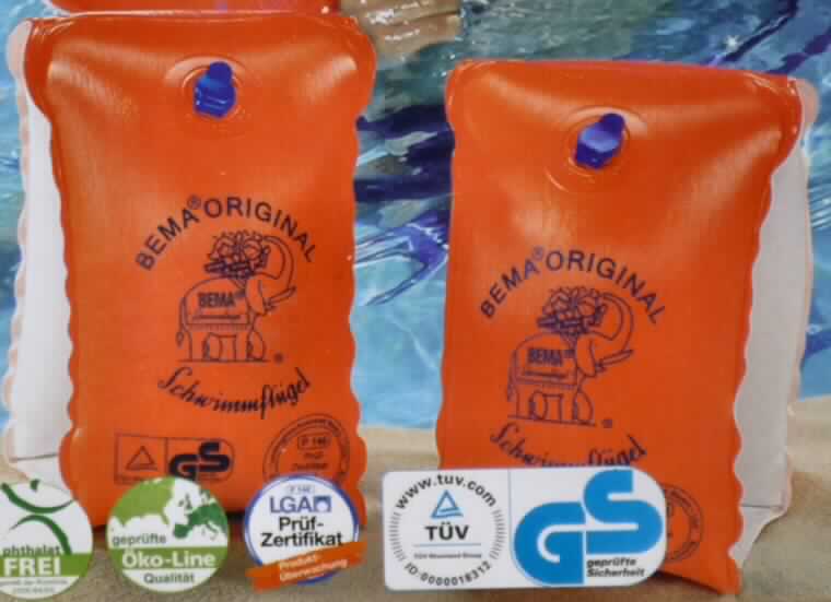 Es handelt sich um ein Paar aufblasbare, orangefarbene Schwimmringe mit je zwei Luftkammern und je einem Ventil. Die Schwimmringe aus Kunststoff (PVC) sind mit Warnhinweisen bedruckt und werden von Kindern im Alter von 6 bis 12 Jahren um die Arme getragen, damit sie sich im flachen Bereich über Wasser halten können. Sie bieten keinen Sicherheitsschutz und sind nicht zur Rettung geeignet.

Das Schwimmflügelpaar ist in einem bedruckten Pappkarton für den Einzelverkauf verpackt.

Die Ware ist als "Ausrüstungsgegenstand für den Wassersport" einzureihen.