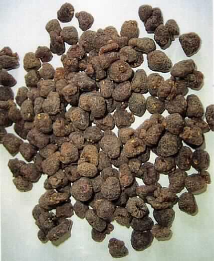 Himbeeren, getrocknet, gezuckert, leicht geölt.

Antragsangaben (als zutreffend unterstellt): Himbeeren werden mit max. 40 % Zucker versetzt, der natürliche Zuckeranteil beträgt ca. 20 %. Ölzusatz max. 1 %. Herstellung: Die Früchte werden tiefgefroren, in einer wässrigen Zuckerlösung aufgekocht, in Trockenöfen getrocknet und mit Öl zur Vermeidung des Verklebens versetzt. Gemäß Foto liegen braune, ganze Himbeeren vor. Ein Warenmuster wurde nicht vorgelegt. Aufmachung: in Behältnissen mit einem Gewicht des Inhalts von mehr als 1 kg.

Wegen des erheblichen Zusatzes von Zucker ist eine Einreihung in das Kap 08 ausgeschlossen.

Früchte, Nüsse und andere genießbare Pflanzenteile, in anderer Weise zubereitet oder haltbar gemacht, auch mit Zusatz von Zucker, anderen Süßmitteln oder Alkohol, anderweit weder genannt noch inbegriffen, andere als in den UPos 2008 1110 bis 2008 9948 genannt, andere, Himbeeren.
