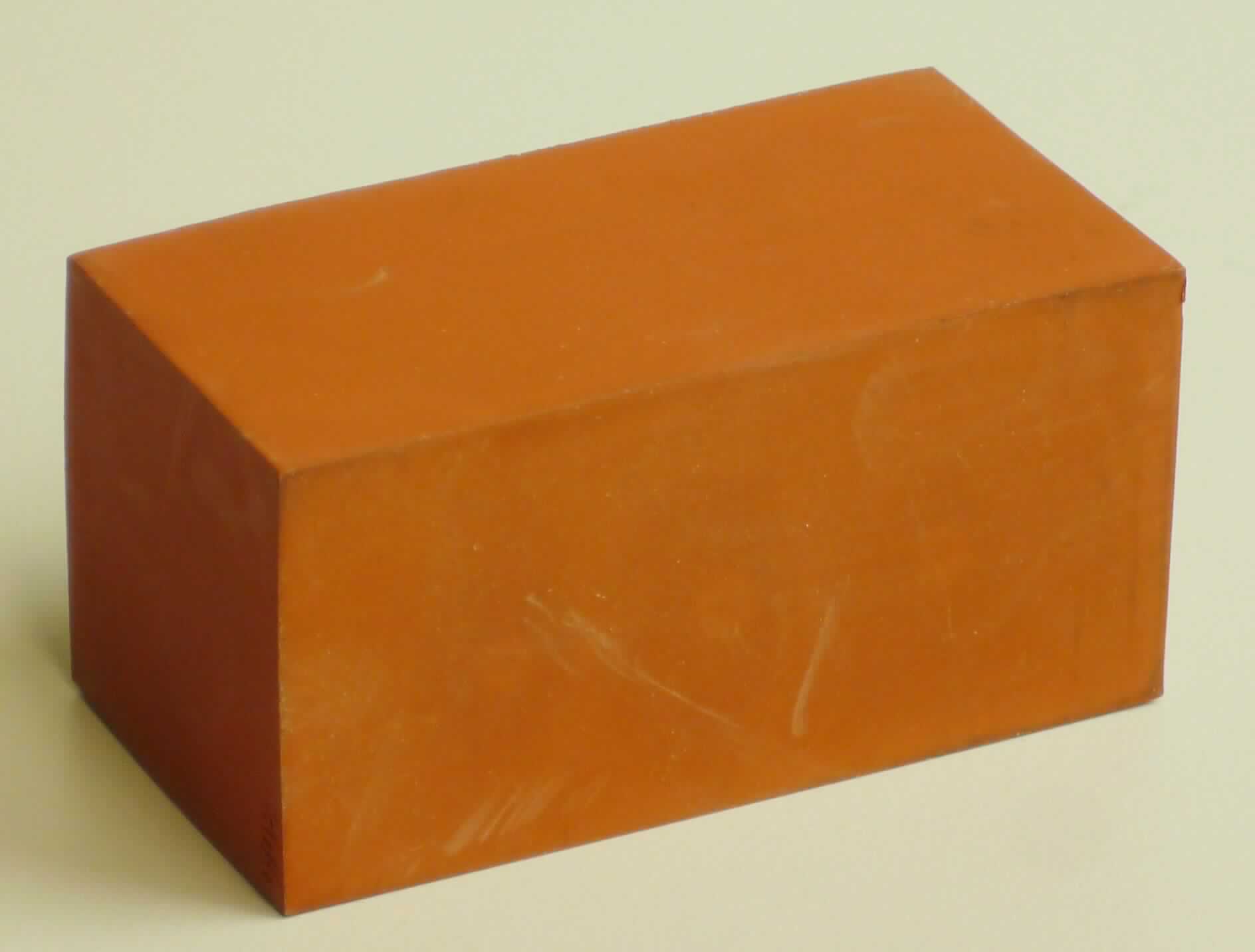 Angaben des Antragstellers:
Füllmodul aus EPDM

Untersuchungsergebnis an einem Warenmuster:
Rechteckiger Block aus einem rötlichen, elastischen Vollkautschukmaterial (Abmessungen: ca. 3 x 3 x 6 cm).

Befund:
Es liegt ein Block aus Vollkautschuk im Sinne der Unterposition 4008 2900 (KN) vor.