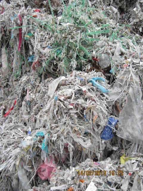 Spuckzöpfe

Angaben:
Die Spuckzöpfe werden bei der Entfernung von Fremdstoffen aus Altpapierlauge im Rahmen des Altpapierrecyclings 
erhalten. Sie bestehen aus langen Drahtgeflechten, an denen sich die in der Lauge unlöslichen Fremdstoffe, insbesondere Kunstoffe, verfangen. Die Spuckzöpfe sollen nach mechanischer Trennung zur Rückgewinnung des Metalls bzw. als Ersatzbrennstoff in Kraftwerken verwendet werden. Zusammensetzung: 30 - 50 % Kunststoffabfälle, 15- 35 % Eisendraht, 20 - 40 % Feuchte; Länge: 2 - 30 m, Durchmesser: 0,1 - 0,5 m

Feststellungen: 
Vorgelegt wurde ein Abschnitt eines Spuckzopfes. Er besteht aus ca. 5 mm starkem Metalldraht, an dem sich u.a. Folienreste, Bänder, Gewebereste und Papierfetzen in unterschiedlicher Größe und Farbe verfangen haben.

Befund: Rückstand der chemischen Industrie