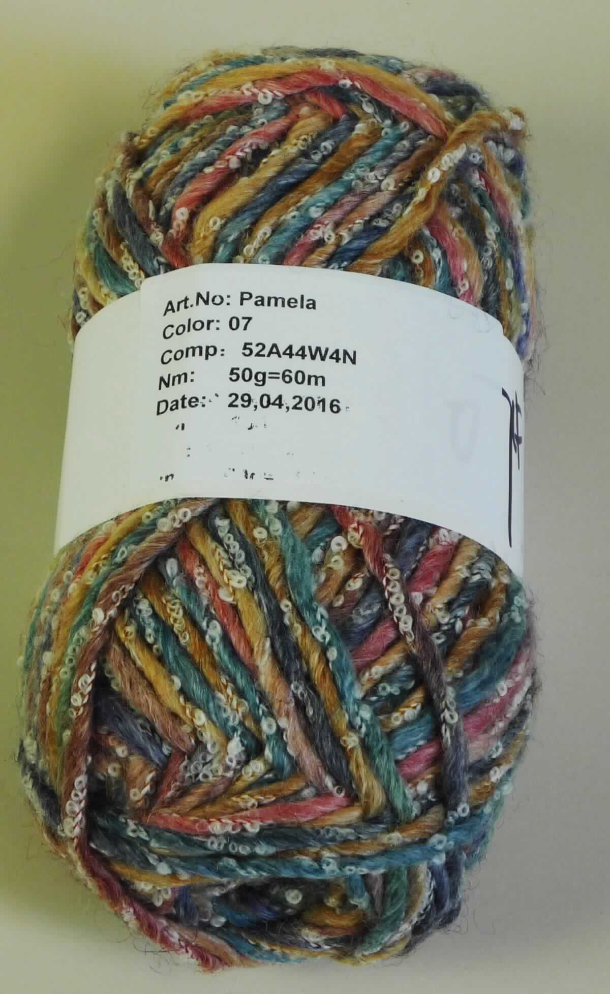 Garn, sog. Handstrickgarn "Pamela", Foto siehe Anlage,
- Warenzusammenstellung, laut Antrag bestehend aus Garnen in sechs Knäueln und einer Rundstricknadel, 
  die gemeinsam mit einem mit einer Strickanleitung bedruckten Fotoeinleger in einem sog. SB-Pack verpackt sind;  
  veranschaulicht durch ein Musterknäuel,
- für den Einzelverkauf aufgemacht und zur Befriedigung eines speziellen Bedarfs (Stricken) zusammengestellt,
- Garn:
-- als Meterware im Knäuel, laut Antrag mit einer Länge von 60 m und einem Gewicht von ca. 50 g (somit in 
   Aufmachung für den Einzelverkauf),
-- laut Untersuchungsergebnis:
--- aus einem zweifach gezwirnten Garn, bestehend aus: 
---- einem Einfachgarn (sog. Dochtgarn) aus synthetischen Spinnfasern (Polyacryl) und Wolle,
---- einer Gimpe aus einem Garn aus synthetischen Spinnfasern (Polyacryl), das spiralförmig mit zwei 
     Filamentgarnen aus laut Antrag Polyamid umwickelt ist,
---  mit einem Gesamtanteil an:
---- synthetischen Spinnfasern von ca. 53 GHT,
---- synthetischen Filamenten von ca. 6 GHT,
---- Wolle von ca. 42 GHT,
-- mit einer Z-Drehung als letzter Drehung; nicht appretiert, somit kein Nähgarn,
-- stellt sich aufgrund des Verzwirnens eines einfachen Garnes mit einer Gimpe nicht mehr als Gimpe 
    der Position 5606 dar.
- Rundstricknadel:
-- laut Antrag mit Nadeln aus unedlem Metall mit einem Durchmesser von 5,0 mm,
- im Hinblick auf die Menge, den Umfang und die Bedeutung in Bezug auf die Verwendung verleihen die Garne 
  der Warenzusammenstellung ihren wesentlichen Charakter.

"Garn aus synthetischen Spinnfasern, kein Nähgarn, in Aufmachung für den Einzelverkauf, mit einem Anteil an
 synthetischen Spinnfasern von weniger als 85 GHT"