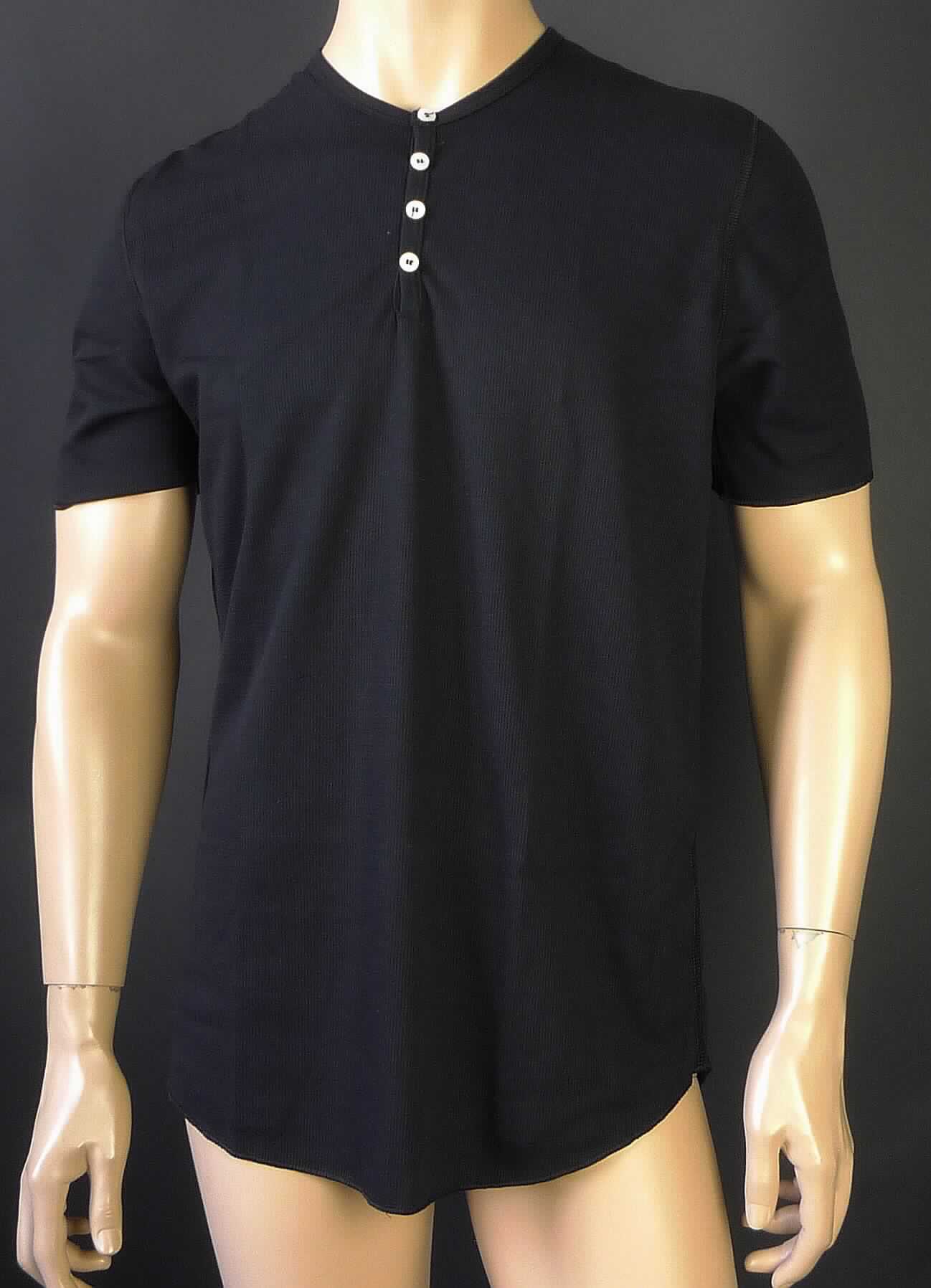 Hemd, sog. Strick Henley für Männer, Art. RSAT4259, Größe L, Foto siehe Anlage,
- aus ca. 0,8 mm dicken, strukturiert gewirkten, einfarbigen Gewirken aus laut Antrag 55 % Baumwolle und 
  45 % Polyester (synthetische Chemiefasern); mit durchschnittlich mehr als 10 Maschen je linearen Zentimeter
  in jeder Richtung,
- über den Schritt reichend (Rückenlänge: ca. 79 cm), 
- mit einem runden Halsausschnitt, 
- vorn mit einer nicht durchgehenden Öffnung mit Knopfverschluss von links über rechts (Männerkleidung), 
- mit kurzen Ärmeln, 
- am unteren, abgerundeten Rand und an den Ärmelenden durch Überwendlichnähte gesäumt.

"Hemd, aus Gewirken, für Männer, aus Baumwolle"