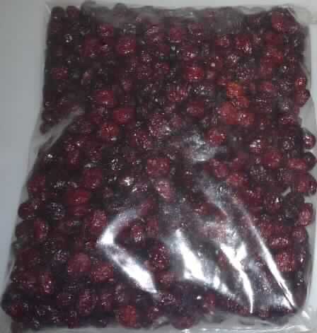 Cranberries, zubereitet.

Antragsangaben (als zutreffend unterstellt): gezuckerte, ganze Cranberries. Verwendung: als Lebensmittel. Zur Herstellung und Zusammensetzung der Ware wurden vertrauliche Angaben gemacht.
Verpackung: in Gebinden mit einem Inhalt von weniger als 1 kg.

Äußere Beschaffenheit des vorgelegten Warenmusters: ganze, dunkelrote, getrocknete, an der Oberfläche leicht klebrige Beeren. Geschmack: süß, säuerlich, fruchtig, nach Cranberries. Alkohol (gem. Angabe): nicht enthalten. Zuckergehalt i. S. der ZAnm 2 a), 1. Anstrich zu Kap 20 (gem. Angabe): mehr als 9 GHT.

Früchte, in anderer Weise zubereitet oder haltbar gemacht, auch mit Zusatz von Zucker, anderen Süßmitteln oder Alkohol, anderweit weder genannt noch inbegriffen, andere als in den Unterpositionen 2008 11 bis 2008 80 des Harmonisierten Systems genannt, Preiselbeeren und Moosbeeren (Vaccinium macrocarpon, Vaccinium oxycoccos, Vaccinium vitis-idaea), ohne Zusatz von Alkohol, mit Zusatz von Zucker, in unmittelbaren Umschließungen mit einem Gewicht des Inhalts von 1 kg oder weniger, nicht in Form von Flocken oder Pulver.