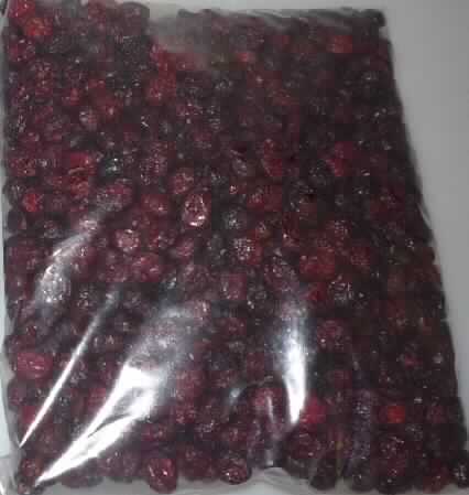 Cranberries, zubereitet.

Antragsangaben (als zutreffend unterstellt): gezuckerte, ganze Cranberries. Verwendung: als Lebensmittel. Zur Herstellung und Zusammensetzung der Ware wurden vertrauliche Angaben gemacht.
Verpackung: in Gebinden mit einem Inhalt von weniger als 1 kg.

Äußere Beschaffenheit des vorgelegten Warenmusters: ganze, dunkelrote, getrocknete, an der Oberfläche leicht klebrige Beeren. Geschmack: süß, säuerlich, fruchtig, nach Cranberries. Alkohol (gem. Angabe): nicht enthalten. Zuckergehalt i. S. der ZAnm 2 a), 1. Anstrich zu Kap 20 (gem. Angabe): mehr als 9 GHT.

Früchte, in anderer Weise zubereitet oder haltbar gemacht, auch mit Zusatz von Zucker, anderen Süßmitteln oder Alkohol, anderweit weder genannt noch inbegriffen, andere als in den Unterpositionen 2008 11 bis 2008 80 des Harmonisierten Systems genannt, Preiselbeeren und Moosbeeren (Vaccinium macrocarpon, Vaccinium oxycoccos, Vaccinium vitis-idaea), ohne Zusatz von Alkohol, mit Zusatz von Zucker, in unmittelbaren Umschließungen mit einem Gewicht des Inhalts von 1 kg oder weniger, nicht in Form von Flocken oder Pulver.