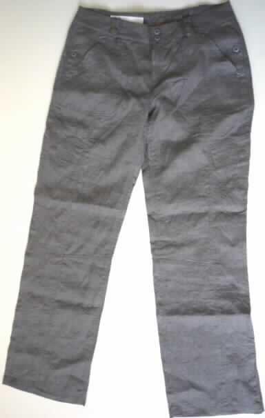 Lange Hose für Männer, sog. Hose aus Leinen, in Erwachsenengröße, siehe Foto,
- aus 0,4 mm dicken, einfarbigen Geweben aus laut Etikett 100% Leinen (pflanzlicher Spinnstoff des 
  Kapitels 53),
- in der Taille abschließend, mit einem 4,5 cm breiten Taillenbund, mit Gürtelschlaufen,
- vorn mit einer Öffnung mit Knopfverschluss im Bund und einem kurzen Reißverschluss mit Patte von links 
  über rechts (Männerkleidung),
- vorn mit zwei Eingriffstaschen und zwei aufgesetzten Bein- sowie Gesäßtaschen mit Patte,
- mit knöchellangen Hosenbeinen, an den Beinabschlüssen gesäumt.