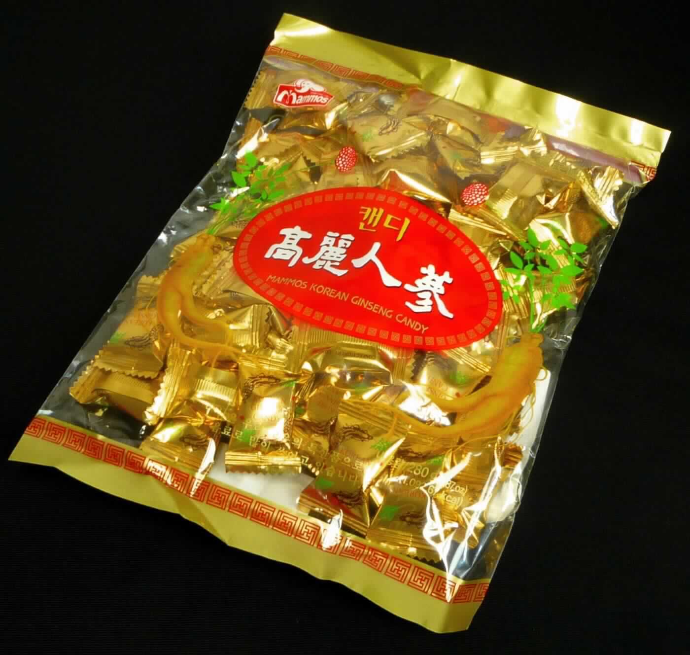 Zuckerware; Hartkaramelle, auch gefüllt

Bei der vorgelegten Ware handelt es sich um runde (etwa 18 mm Ø x 11 mm), mittig vertiefte, gelbliche Hartkaramellen mit Ginsenggeschmack, einzeln in bunt bedruckten Schlauchbeuteln aus Metallfolie verpackt. Mehrere dieser Hartkaramellen sind in einer bunt bedruckten Frischhaltetüte umverpackt und für den Einzelverkauf aufgemacht. 

Nach dem Ergebnis der Untersuchung enthält die Ware (gemäß VO (EG) Nr. 900/2008 und VO (EU) Nr. 118/2010): 
- Stärke/Glucose: 25 bis weniger als 50 GHT;
- Saccharose/Invertzucker/Isoglucose: 50 oder mehr GHT.
Milchfett und Milchprotein werden auf Grund der Zutatenliste ausgeschlossen.

Die Ware ist als andere Zuckerware ohne Kakaogehalt, Hartkaramellen, auch gefüllt, in die Unterposition 1704 9071 der Kombinierten Nomenklatur einzureihen.