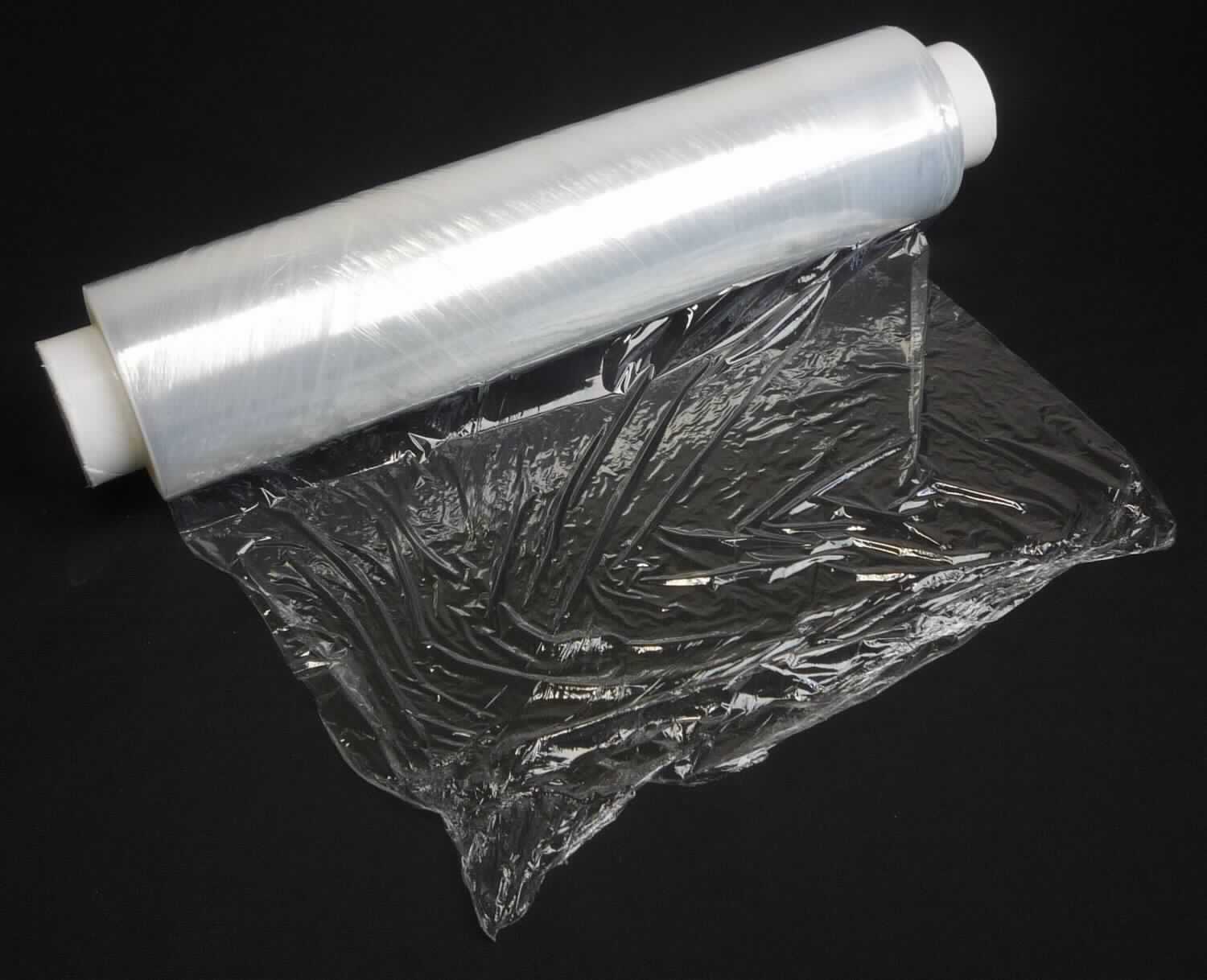 Angaben des Antragstellers:
Frischhaltefolie aus LLDPE
Abmessungen:
Dicke: 0,008 mm oder 0,009 mm
Breite: 290 mm bis 440 mm
Länge: 165 bis 260 m

Untersuchungsergebnis an einem Warenmuster:
Farblose, transparente, dehnbare und schwach an sich selbst haftende Kunststofffolie (Breite: ca. 29 cm; Dicke: ca. 8 µm). Die Folie ist auf einen Pappkern aufgerollt und ist dehnbar ohne direkt zu Reißen.

Befund:
Es liegt eine Stretchfolie aus Polyethylen niedriger Dichte der Unterposition 3920 1024 vor.