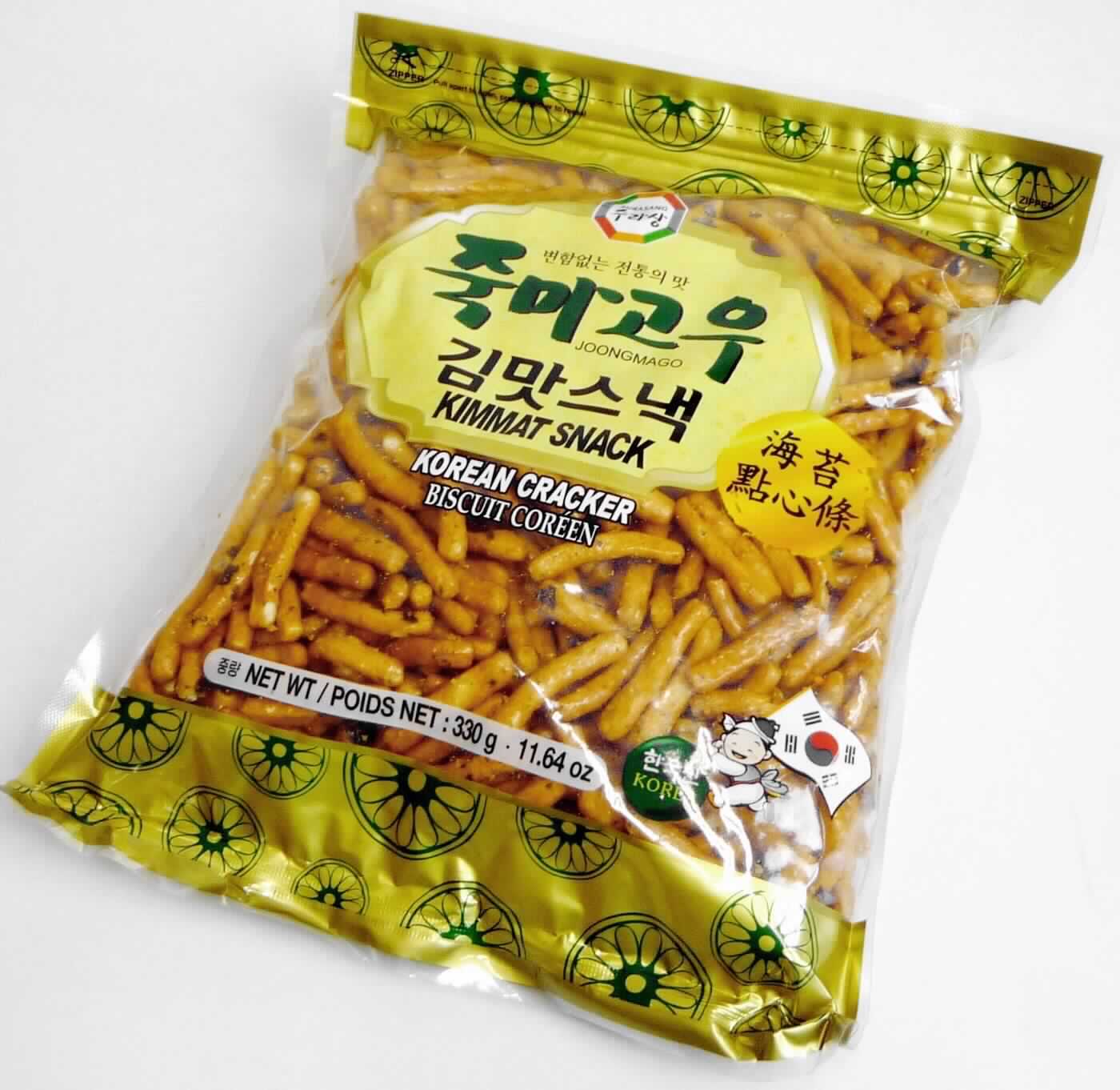 Gesüßter Knabbersnack

Antragsangaben:
Cracker koreanischer Art "Joongmago Kimmat", 330 g

Beschreibung des vorgelegten Warenmusters (in Original-Umschließung):
Bedruckter, überwiegend transparenter, wiederverschließbarer Kunststoffbeutel, der mit einem Etikett, u. a. in 
deutscher Sprache, beklebt ist, mit Angaben zum Erzeugnis (Cracker koreanischer Art "Joongmago Kimmat", 
330 g) und zu den Zutaten (siehe Feld 8); darin ca. 4 cm langes und 0,8 cm dickes, leicht gebogenes, aussen 
braunes und innen hellbraunes, aufgeblähtes Knabbergebäck, mit glänzender Oberfläche und mit unterschied-
lich großen, dunklen Algenstücken bestreut; Geschmack nach süßem, aufgeblähtem Knabbergebäck.

Stärke/Glucose*: 25 bis weniger als 50 GHT
Saccharose/Invertzucker/Isoglucose**: 5 bis weniger als 30 GHT
Milchfett und Milchprotein: nicht enthalten (nach der Zutatenliste)

*  : festgestellt gemäß VO (EG) 900/2008, VO (EU) 118/2010
** : festgestellt gemäß VO (EG) 900/2008 

Andere gesüßte Backware, gesüßter, nicht keksähnlicher Knabbersnack