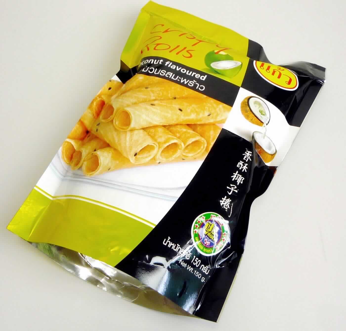 Waffelröllchen

Antragsangaben:
Waffelröllchen "Thai Crispy Roll", Kokos-Geschmack, 150 g

Beschreibung des vorgelegten Warenmusters (in Original-Umschließung):
Bedruckter und etikettierter Verbundfolienbeutel mit Abbildung von gestapelten Waffelröllchen; der Aufdruck 
enthält Angaben zum Erzeugnis (Waffelröllchen "Thai Crispy Roll", Kokos-Geschmack, 150 g) und zu den 
Zutaten (siehe Feld 8); darin gelbbraun marmorierte, knusprige Waffelröllchen ohne kakaohaltigen Überzug 
(Länge ca. 7 cm; Durchmesser ca. 1,5 cm); Geschmack nach gesüßtem Waffelgebäck mit Kokosnuss-Aroma.
 
Wassergehalt: 10 GHT oder weniger (abgeleitet aus den Nährwertangaben)
Stärke/Glucose*: 25 bis weniger als 50 GHT
Saccharose/Invertzucker/Isoglucose**: 5 bis weniger als 30 GHT
Milchfett und Milchprotein: nicht enthalten (nach der Zutatenliste)

*  : festgestellt gemäß VO (EG) 900/2008, VO (EU) 118/2010
** : festgestellt gemäß VO (EG) 900/2008 

Backware, Waffel mit einem Wassergehalt von 10 GHT oder weniger, nicht mit Schokolade oder kakaohaltigen 
Überzugsmassen überzogen oder bedeckt, nicht gesalzen