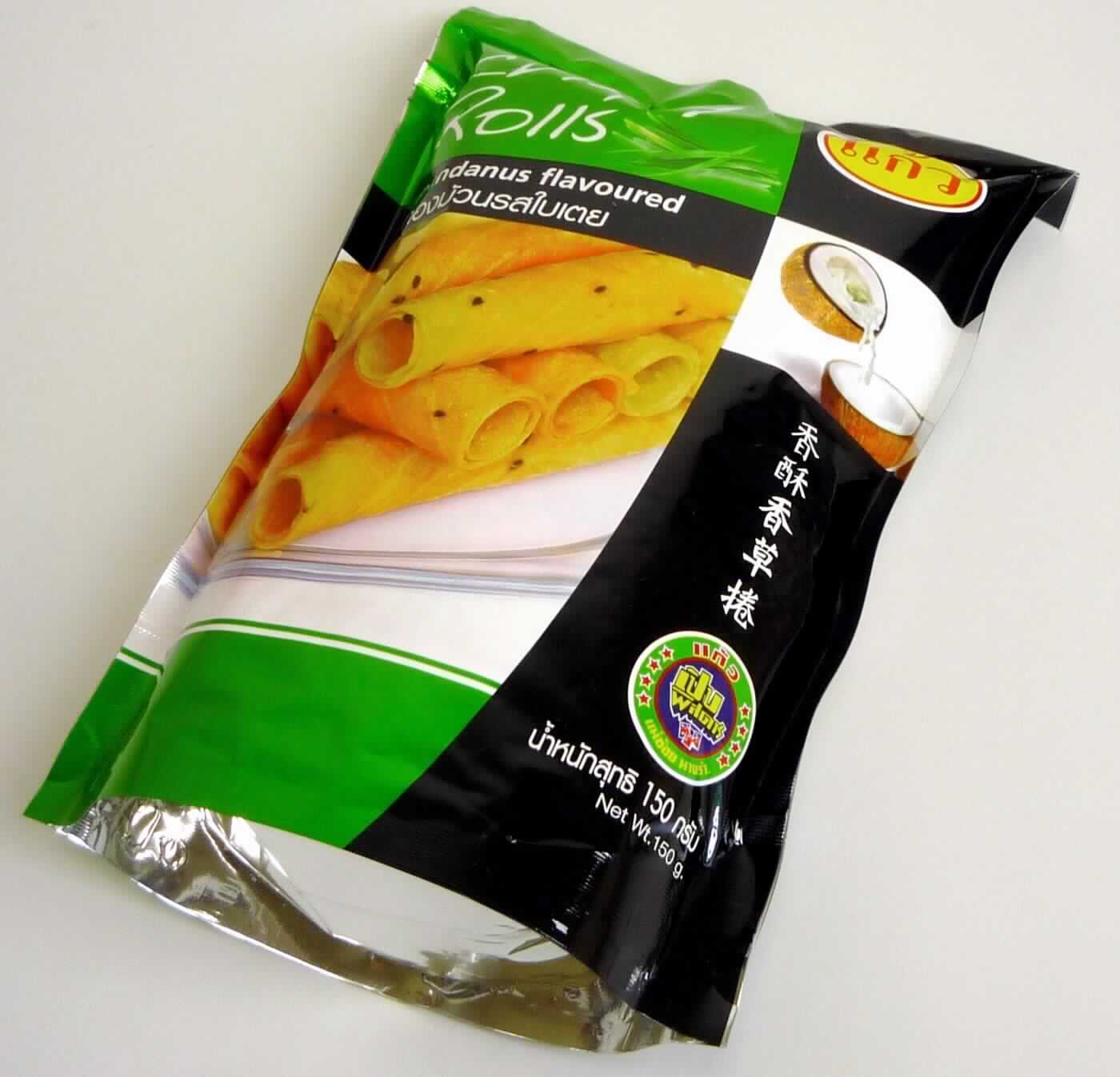 Waffelröllchen

Antragsangaben:
Waffelröllchen "Thai Crispy Roll", Pandanus-Geschmack, 150 g

Beschreibung des vorgelegten Warenmusters (in Original-Umschließung):
Bedruckter und etikettierter Verbundfolienbeutel mit Abbildung von gestapelten Waffelröllchen; der Aufdruck 
enthält Angaben zum Erzeugnis (Waffelröllchen "Thai Crispy Roll", Pandanus-Geschmack, 150 g) und zu den 
Zutaten (siehe Feld 8); darin gelbbraun mamorierte, knusprige Waffelröllchen ohne kakaohaltigen Überzug 
(Länge ca. 7 cm; Durchmesser ca. 1,5 cm); Geschmack nach gesüßtem Waffelgebäck mit Kokosnuss-Aroma.
 
Wassergehalt: 10 GHT oder weniger (abgeleitet aus den Nährwertangaben)
Stärke/Glucose*: 25 bis weniger als 50 GHT
Saccharose/Invertzucker/Isoglucose**: 5 bis weniger als 30 GHT
Milchfett und Milchprotein: nicht enthalten (nach der Zutatenliste)

*  : festgestellt gemäß VO (EG) 900/2008, VO (EU) 118/2010
** : festgestellt gemäß VO (EG) 900/2008 

Backware, Waffel mit einem Wassergehalt von 10 GHT oder weniger, nicht mit Schokolade oder kakaohaltigen 
Überzugsmassen überzogen oder bedeckt, nicht gesalzen