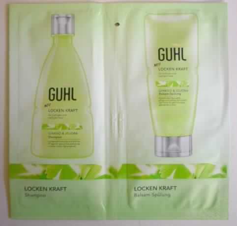 Haarwaschmittel und Spülung

Bei der Ware handelt es sich um zwei grüne miteinander verbundene Folienbeutel mit Shampoo und Spülung mit "Ginkgo und Jojoba".
Der Folienbeutel mit der Aufschrift "Locken Kraft Shampoo" enthält 10 ml Shampoo für lockiges und welliges Haar. Der Folienbeutel mit der Bezeichnung "Locken Kraft Balsam-Spülung" enthält 10 ml Spülung, die das Haar entwirren, pflegen und kräftigen soll.

Das Produkt soll als Probepackung in Zeitschriften eingefügt werden.

Im Sinne des Zolltarifs handelt sich um eine zusammengesetzte Ware aus einem Haarwaschmittel (Shampoo) der Unterposition 3305 1000 und einem anderen Haarbehandlungsmittel (hier Spülung) der Unterposition 3305 9090, deren charakterbestimmender Bestandteil nicht ermittelt werden kann.
Gemäß AV 3c) / AV 6 ist danach die gesamte Ware in die zuletzt genannte Unterposition 3305 9090 einzureihen.