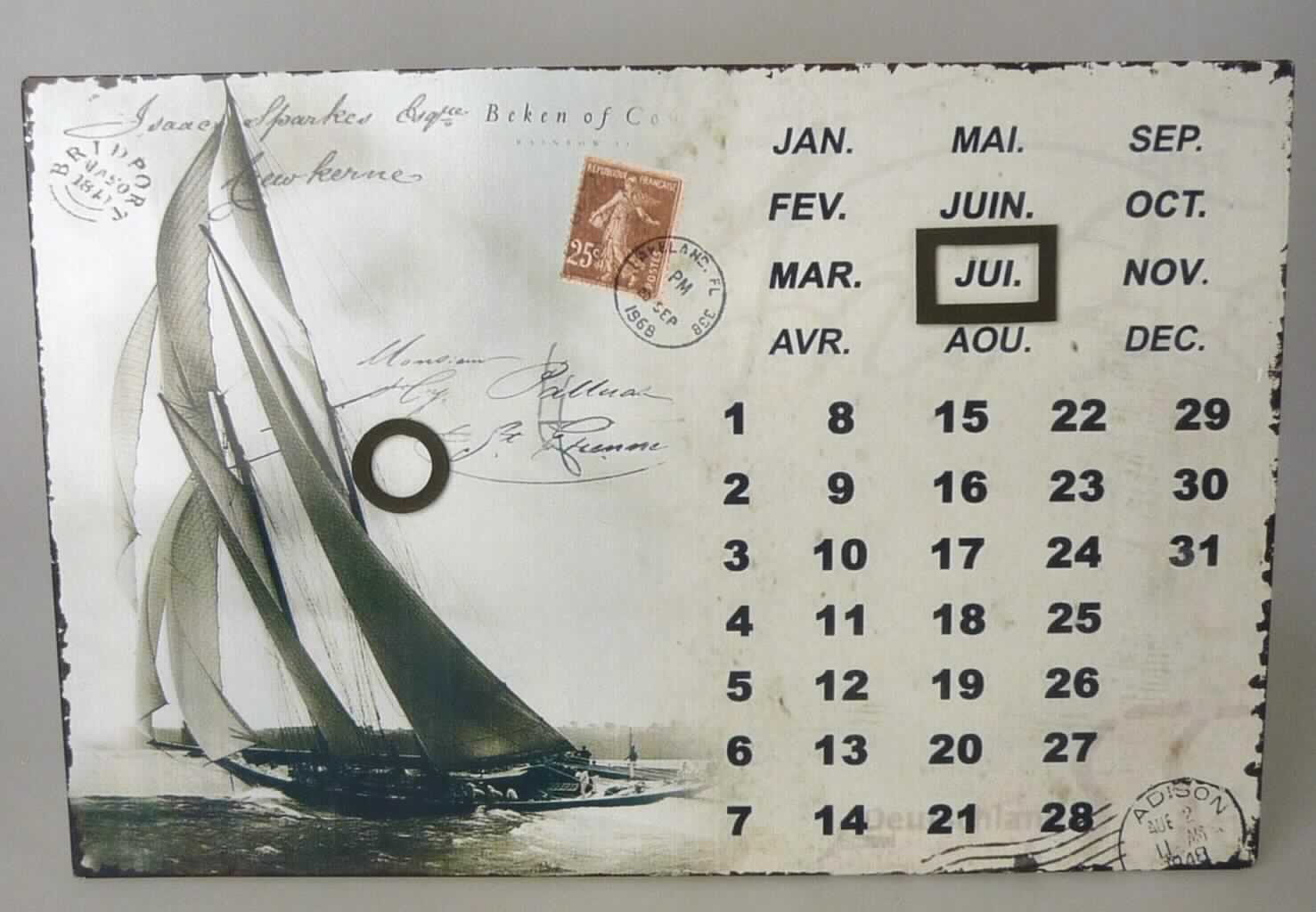 Bei dem vorliegenden Warenmuster handelt es sich um einen rechteckigen, etwa 36,2 x 24,0 cm großen Zuschnitt aus dünnem Blech aus unedlem Metall, der vorderseitig im Wesentlichen mit Abkürzungen von Monatsnamen in französischer Sprache, Tageszahlen sowie einer nostalgisch anmutenden Abbildung eines Segelbootes bedruckt ist. Mithilfe eines runden (Durchmesser etwa 2,8 cm) und eines rechteckigen, etwa 4,0 x 2,7 cm großen Dauermagneten aus Folie kann ein bestimmtes Datum angezeigt werden. Auf der Rückseite ist das Erzeugnis mit zwei Aufhängevorrichtungen versehen. 

Abbildung siehe Anlage.

Derartige Erzeugnisse gehören als "Kalender aller Art, bedruckt" in die Codenummer 4910 00 00 00 0 des Zolltarifs.