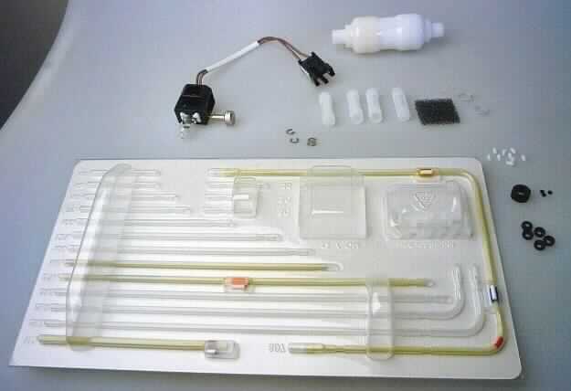 Kit Maintenance 40/400 Plus, Mat. Nr. 05670713001 (Wartungsset)
- aus einem Wasserfilter mit Kunststoff-Hohlfasern in einem zylindrischen Gehäuse
  aus Kunststoff mit Zu- und Ablaufstutzen und einem Satz Filterpatronen (Abbildung siehe Anlage),
- zum Herausfiltern von Verunreinigungen aus Wasser,
- zur Verwendung als Ersatzteil (zur Wartung) für ein Laboranalysegerät, 
- in einer gemeinsamen Verkaufsverpackung mit Halogenlampe, Schlauchset, verschie-
  denen Dichtungelementen, Sicherungsscheiben und Kunststoff-Tips (Beipack),
Die Wasserpumpe bestimmt den Charakter des Ganze.

"Apparat zum Filtrieren von Wasser (Warenzusammenstellung aus Wasserfilter -charakterbestimmend- und Beipack) - sog. Wartungsset für Laboranalysegerät"