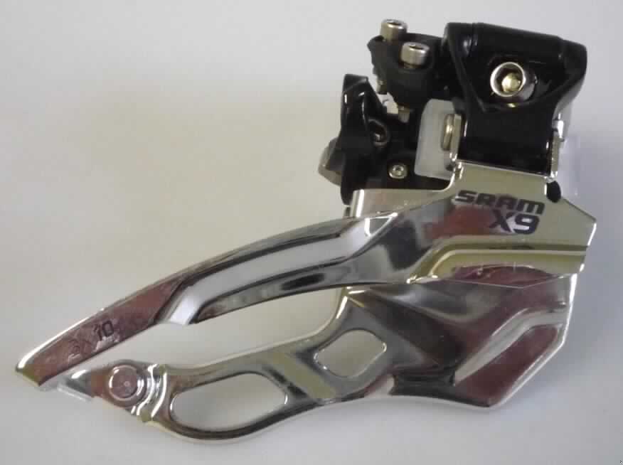 Teil für ein Fahrrad (Umwerfer), sog. Umwerfer für Fahrräder, Art.-Nr. SRAM-007615103000 (SRAM X9), Foto siehe Anlage,
- vordere Schaltvorrichtung (Kettenwechsler) einer Kettenschaltung für Fahrräder,
- dient dazu, die Kette zwischen den verschiedenen Zahnkränzen auf das jeweils richtige Zahnrad zu schalten,
- für eine sog. Kettenstrebenwinkel von 66° bis 69°,
- aus unedlem Metall und Kunststoff gefertigt,
- wird mittels einer Schelle und einer Schraube am Rahmen (Sitzrohr) eines Fahrrads montiert,
- erkennbares Teil zur ausschließlichen Verwendung an Fahrrädern.

"Teil für Fahrrad (Umwerfer), Kettenschaltung, mit Ursprung China oder aus China versandt, in Mengen unter 300 Stück pro Monat oder zur Lieferung an eine Partei in Mengen unter 300 Stück pro Monat bestimmt, oder zur Lieferung an einen anderen Inhaber einer Bewilligung "Besondere Verwendung" oder an befreite Parteien bestimmt"