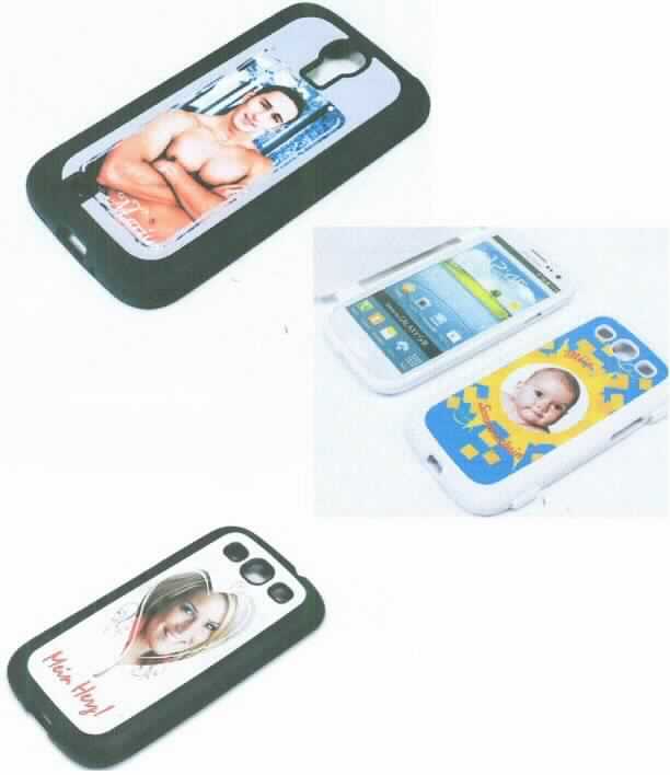 Etuiähnliches Behältnis, Taschen- und Handtaschenartikel, sog. Smart-Cover für Samsung Galaxy S3 / i9300,
Art.-Nr. GAL-S3F-Farbe, Foto siehe Anlage,
- noch nicht zusammengesetzte Ware, da die beiliegende, bedruckbare Platte auf der Schale anzubringen ist,
- mit einer Außenseite aus Kunststoffen,
- mit einer Schale, die passgenau zur Aufnahme eines Mobiltelefons gestaltet und mit Aussparungen versehen ist,
- - mit einer von einer Schutzfolie abgedeckten Vertiefung zum Einkleben der beiliegenden Platte aus Aluminium,
- mit einer Überschlagklappe ohne Verschluss,
- in den Abmessungen: ca. 13,5 cm (Höhe) x 7,5 cm (Breite) x 1,5 cm (Tiefe),
- ohne Hinweise auf Handarbeit,
- dient dem Transport und der Aufbewahrung eines Mobiltelefons in der Tasche oder der Handtasche,
- in einer handelsüblichen, klarsichtigen Schachtel aus Kunststoff verpackt.

"Etuiähnliches Behältnis, Taschen- oder Handtaschenartikel, mit Außenseite aus anderen Stoffen als in den 
 Unterpositionen 4202 3100 bis 4202 3290 genannte, nicht handgearbeitet"
