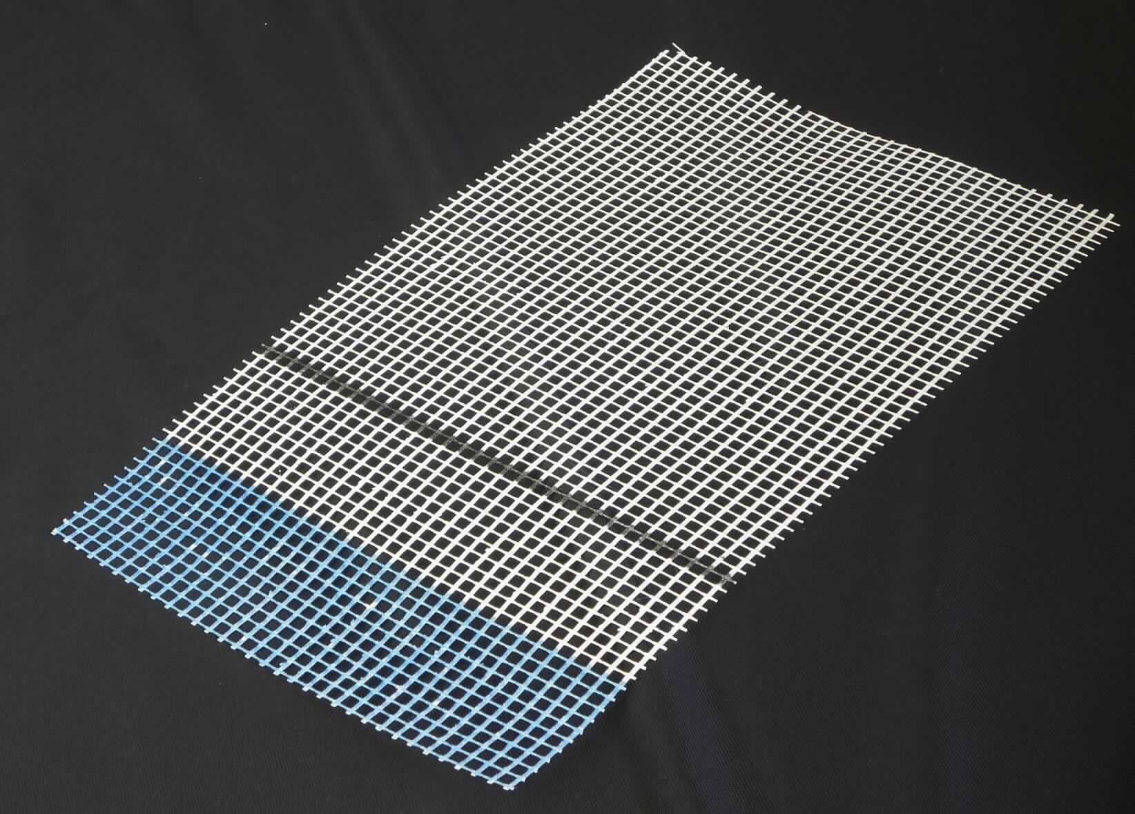 Gewebe aus Glasfasern, sog. Fiberglasgewebe, Foto siehe Anlage,
- undichtes Drehergewebe aus textilen Glasfilamenten, Meterware,
- laut Untersuchungsergebnis:
- - mit Schussfäden aus Glasseidensträngen (Rovings),
- - mit Kettfäden aus Garnen aus Glasfasern,
- - die Glasseidenstränge (Rovings) verleihen dem Gewebe nach dem Gewicht den wesentlichen Charakter,
- mit Kunststoff getränkt (laut Antrag: kein Epoxidharz),
- offenmaschig, mit einer Zellgröße von ca. 4 x 4 mm,
- mit einem Quadratmetergewicht von 167 Gramm (laut Untersuchungsergebnis).

"Ware aus Glasfasern, Gewebe aus Glasseidensträngen (Rovings), andere als in den TARIC-Codes
7019 4000 11 und 7019 4000 21 genannte, offenmaschige Gewebe aus Glasfasern, mit einer Zelllänge und
-breite von mehr als 1,8 mm und mit einem Quadratmetergewicht von mehr als 35 g"