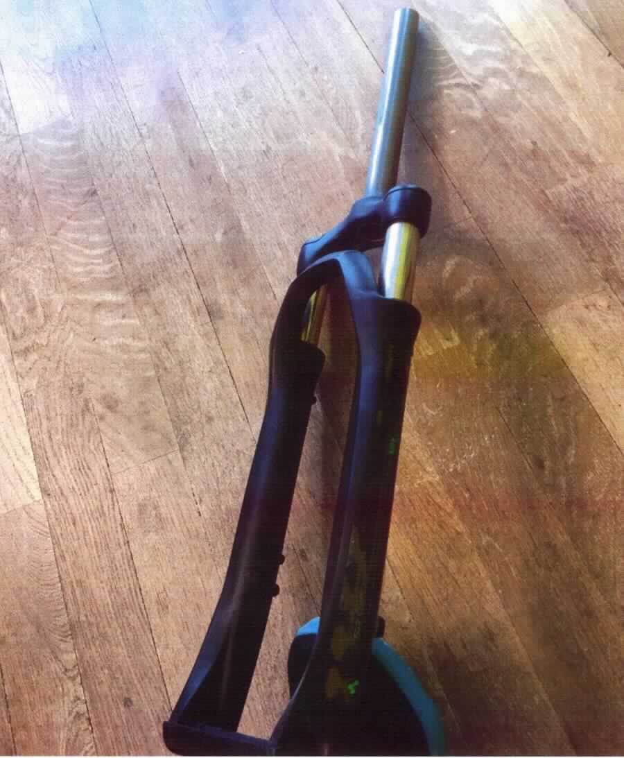 Federgabel, Foto siehe Anlage, in der Bauweise einer Teleskopgabel gefertigt, laut ergänzenden Angaben:
- mit einem Gabelschaftrohr aus Stahl (STKM),
- mit einer lackierten Gabelkrone aus Aluminium (AC4C),
- mit zwei Standrohren aus Aluminium (AC4C),
- mit einem mittels einer Brücke verbundenen, lackierten, mit Aufklebern verzierten Tauchrohrelement aus 
  einer Magnesium-Aluminium-Legierung,
- dient als Halterung zur Aufnahme des Vorderrades sowie der Bremse und ist am oberen Ende mittels 
  des Steuersatzes drehbar im Steuerkopfrohr des Fahrradrahmens gelagert,
- aufgrund der Konzeption (u. a. Form und Abmessungen) erkennbar hauptsächlich zur Verwendung in 
  Fahrrädern und Fahrrädern mit Elektrohilfsmotor mit einer Nenndauerleistung von 250 Watt oder 
  weniger bestimmt.

"Teil für Fahrräder, Vorderradgabel (Teleskopgabel), mit Farbe versehen, eloxiert, poliert und/oder lackiert, 
nicht zur Lieferung an einen Inhaber einer Bewilligung zur "Besonderen Verwendung im Rahmen einer 
Antidumping- oder Antisubventionsmaßnahme" nach Artikel 14 VO (EG) Nr. 88/97 bestimmt, anderes als 
in den TARIC-Codierungen 8714 9130 31 und 8714 9130 34 genanntes.