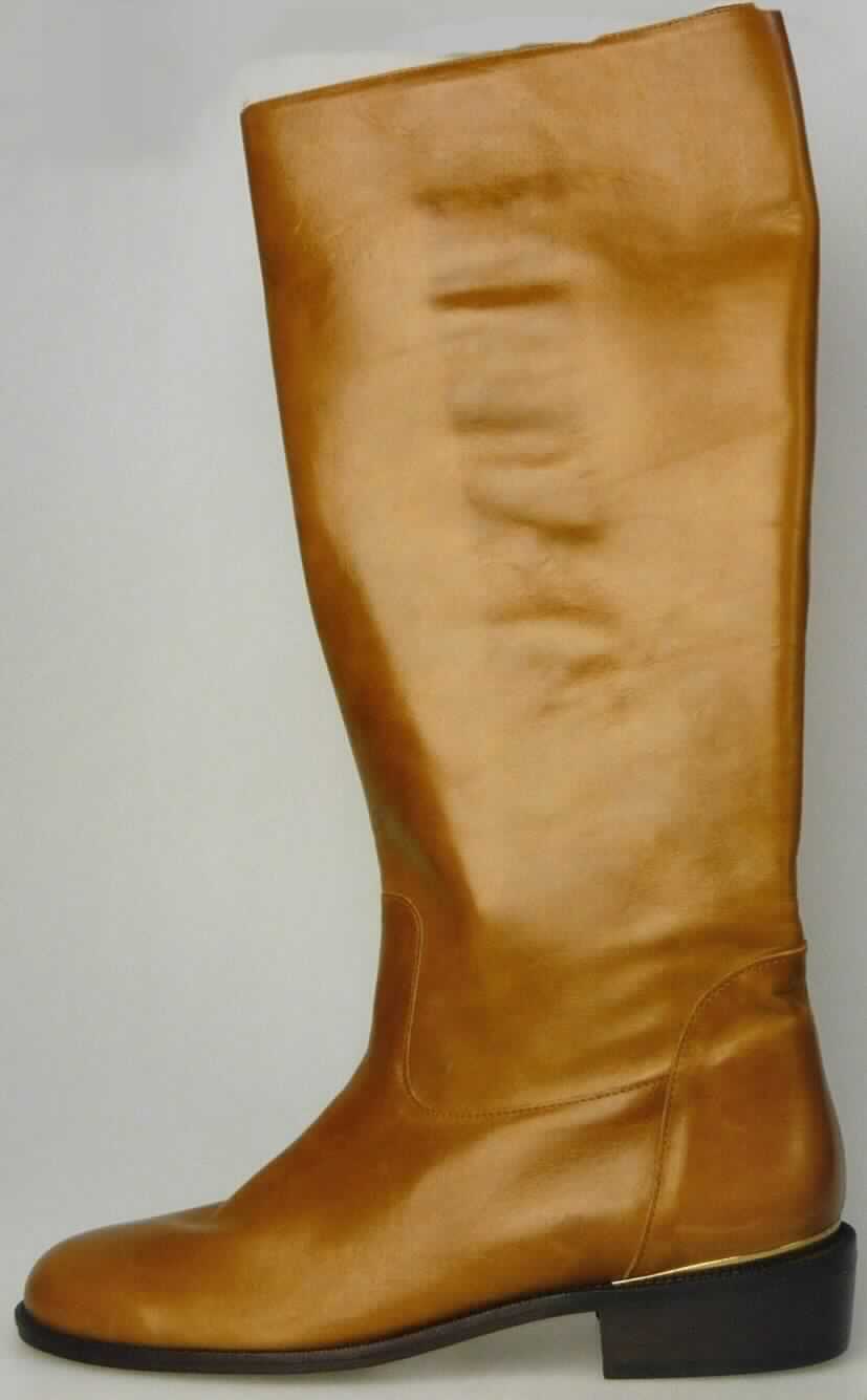 Freizeitstiefel (lt. Antrag: "Damen-Schuhe, Modell 418", Foto siehe Anlage)
- mit Laufsohlen aus (lt. Antrag) Kunststoff; ohne Hauptsohle aus Holz,
- mit Oberteil (geschlossenes Blatt) aus Leder,
- seitlich mit Reißverschluss,
- ohne Metallschutz in der Vorderkappe,
- den Knöchel und die Wade bedeckend (Schafthöhe: ca. 38 cm bei Größe 37, 
  damit die dickste Stelle der Wade bedeckend),
- mit einer Länge der Innensohle von mehr als 24 cm,
- für Frauen (u. a. schlanker Schnitt)

"Schuhe mit Laufsohlen aus Kunststoff und Oberteil aus Leder, andere als in den UPos.
 6403 1200 bis 6403 9191 genannt, für Frauen"