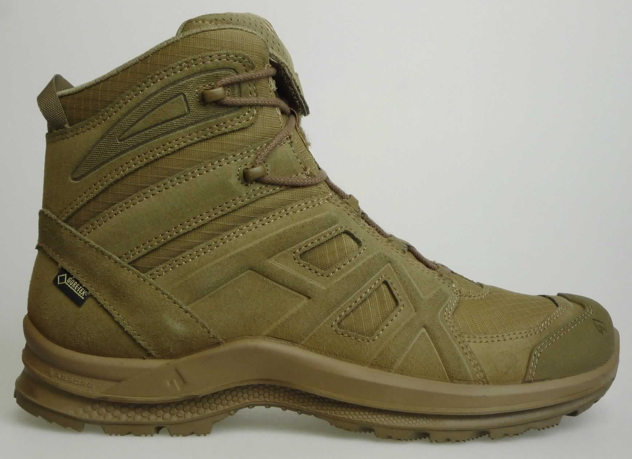 Freizeitstiefel (lt. Antrag: "Straßenschuh", Foto siehe Anlage)
- mit Laufsohlen aus (lt. Antrag) Kautschuk; ohne Hauptsohle aus Holz,
- mit Oberteil aus Leder (den größten Teil der Außenfläche bildend), Spinnstoff und Kautschuk,
- auf das Oberteil sind Stücke aus Leder als Verstärkungsteile aufgesetzt,
- mit Kordelstopperverschluss mit abstehenen Metallösen,
- ohne Metallschutz in der Vorderkappe,
- den Knöchel, jedoch nicht die Wade bedeckend,
- mit einer Länge der Innensohle von mehr als 24 cm,
- nicht als Männer- oder Frauenschuhe erkennbar.

"Schuhe mit Laufsohlen aus Kautschuk und Oberteil aus Leder, andere als in den Unterpositionen
 6403 1200 bis 6403 9111 genannte, nicht als Männer- oder Frauenschuhe erkennbar"