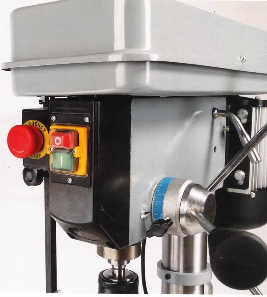 Sog. Schalter für Bohrmaschine, 
- im Wesentlichen bestehend aus einem funktionsspezifisch geformten Kunststoffkörper mit einem grünen Taster und einer roten Notausschalttaste auf der einen Seite und vier Kontakten auf der gegenüberliegenden Seite,
- mit einem elektromagnetischen Relais als Schaltelement,
- Schutzart: IP 54,
- für eine Spannung von mehr als 60 V und weniger als 1000 V, 
- dient dem Schließen und Unterbrechen von elektrischen Stromkreisen. 

Die Ware ist als "elektrisches Gerät zum Schließen und Unterbrechen von elektrischen Stromkreisen (Relais), für eine Spannung von mehr als 60 V, nicht für bestimmte Luftfahrzeuge, keine Ware der TARIC-Codes 8536 4900 30 und 8536 4900 91" einzureihen.

Anlage: 3 Abbildungen