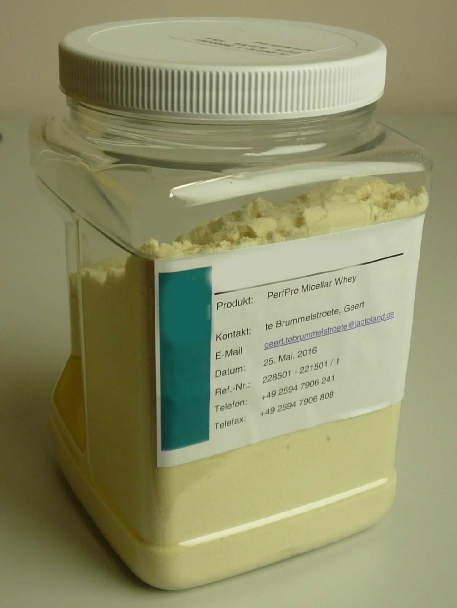 Angaben: 
PerfPro Micellar Whey, bestehend aus Molkenprotein; hergestellt durch Ultrafiltration, Nanofiltration mit anschließend Polymerisation und "Equilibration"; Produkt für die Lebensmittelindustrie; Proteingehalt (Nx6,38): mehr als 80 GHT, bezogen auf den Trockenstoff.

Warenbeschreibung: 
Cremefarbenes, feines Pulver, aufgemacht in einer Musterdose.

Befund: 
Molkenproteine, andere, getrocknet