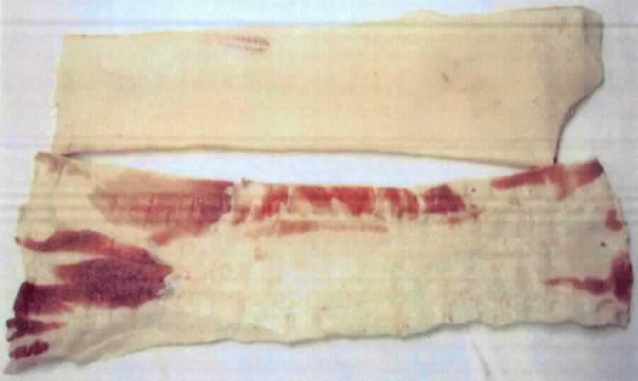 Schweinerückenspeck

Antragsangaben:
Nach den vorgelegten Fotos handelt es sich um weiße Speckstreifen ohne Schwarte und ohne eingelagerte oder anhaftende Schichten von Fleisch. Es sind lediglich einzelne, nicht zusammenhängende, kleine Fleischfetzen erkennbar. Gemäß vorgelegter Schnittspezifikation vom 10.10.2011 handelt es sich um Tiefkühlgut (Temperatur < -18 °C) mit einer Dicke von mindestens 1 cm.

Ein Warenmuster wurde nicht vorgelegt. 

Befund:
Schweinespeck ohne magere Teile, Schweinefett und Geflügelfett, weder ausgeschmolzen noch anders ausgezogen, frisch, gekühlt, gefroren, gesalzen, in Salzlake, getrocknet oder geräuchert / - von Schweinen / -- Schweinespeck / --- frisch, gekühlt, gefroren, gesalzen oder in Salzlake