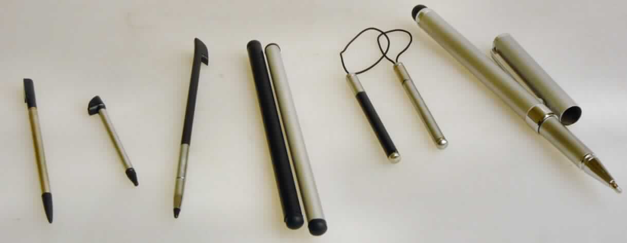 Zusammengesetzte Ware in Form eines Kugelschreibers mit Touchpen, sog. "Ersatzstifte für Mobiltelefone" Art. 8005070, ES043, bestehend aus einem zweiteiligen Gehäuse (Maße: 14,3 x 0,9 cm = L x D) aus unedlem Metall mit Klipp und einer auswechselbaren Mine mit schwarzer (flüssiger) Tinte.

Am oberen Ende ist eine hohle Halbkugel aus flexiblem Kunststoff eingesetzt, die als
Touchpen zur Bedienung von Touchscreens dienen soll.

Der Kugelschreiber bestimmt im Hinblick auf den Umfang und die Verwendung den Charakter 
der zusammengesetzten Ware.

Die Ware ist als "Kugelschreiber mit flüssiger Tinte" einzureihen.