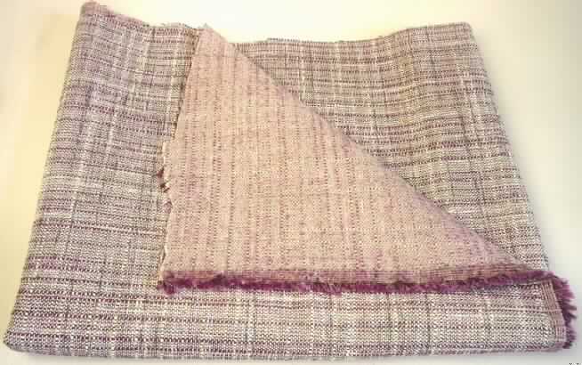 Gewebe, sog. Möbelbezugsstoff Natura, Foto siehe Anlage,
- als Meterware; mit einer Breite von mehr als 30 cm,
- laut Untersuchungsergebnis:
-- aus dünnen Garnen aus Polyester-Spinnfasern sowie aus Effektzwirnen aus Garnen aus Polyester-Filamenten
   und aus Garnen aus Polyester- und Polyacryl-Spinnfasern,
-- mit einem Gesamtanteil an
--- Polyester-Spinnfasern (synthetische Spinnfasern) von 58,3 GHT,
--- Polyacryl-Spinnfasern (synthetische Spinnfasern) von 23 GHT,
--- Polyester-Filamenten (synthetische Filamente) von 18,7 GHT,
-- buntgewebt,
-- in Musterbindung,
-- auf der Rückseite geraut und mit bloßem Auge nicht wahrnehmbar mit Kunststoff getränkt.

"Gewebe aus synthetischen Spinnfasern, anderes als in den Positionen 5512 bis 5514 genannte, aus 
 Polyester-Spinnfasern, hauptsächlich mit Polyacryl-Spinnfasern gemischt, buntgewebt"