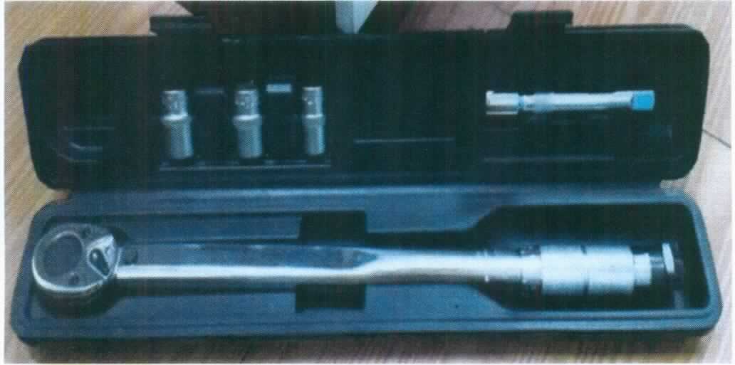 Drehmomentschlüssel-Set

- einem Drehmomentschlüssel aus Stahl, mit 1/2" Vierkant-Antrieb,  umschaltbar für 
  Rechts- und Linksgang und einem Mechanismus zum Einstellen des Drehmoments 
  (zwischen 28 und 210 Nm)

- drei auswechselbaren Steckschlüsseleinsätzen (17, 19 und 21 mm) aus Stahl

- einer ca. 125 mm langen Verlängerung aus Stahl

- dient dem Anziehen oder Lösen von Radmuttern, Zylinderkopfschrauben o. ä.

- gemeinsam in einem zum dauernden Gebrauch geeigneten, speziell gestalteten 
  Kunststoffkoffer verpackt

Abbildung siehe Anlage.

Derartige Erzeugnisse gehören als "auswechselbare Szeckschlüsseleinsätze, mit Griff, mit 
arbeitendem Teil aus unedlem Metall" zum TARIC-Code 8204 2000 00.