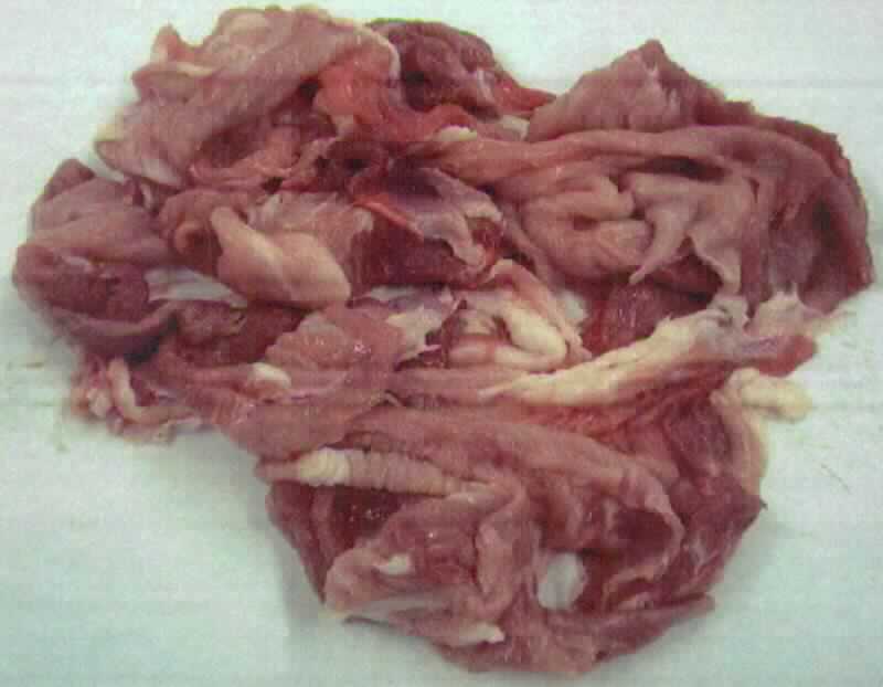 Nach den Angaben der Antragstellerin handelt es sich um gefrorene, magere, sehnenarme, knorpelfreie Fleischabschnitte (sog. Schweinevlies) mit sichtbarem Fettanteil. Der Fettgehalt beträgt weniger als 15 Prozent.

Zolltraifrechtlich handelt es sich um "Fleisch von Schweinen, gefroren, anderes als in den Unterpositionen 0203 2110 bis 0203 2915 genannt, ohne Knochen, anderes als in den Codenummern 0203 2955 20 0 bis 0203 2955 92 0 genannt; hier: Schweinevlies".