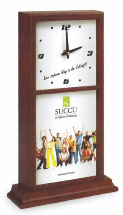 Sog. UNISUB Standuhr mit 2 HDF-Fliesen, s. Foto.
Bei der Ware handelt es sich um eine 17 x 40 cm große Standuhr für den Innenbereich mit einem Holzrahmen und Sockel sowie zwei Holzfliesen, bestehend aus
- einem in der oberen Fliese untergebrachten batteriebetriebenen Uhrwerk (kein Kleinuhr-Werk), das in einem ca. 5,6 cm x 5,4 x 1,6 cm großen Gehäuse untergebracht ist, 
- mit einem Stunden- und einem Minutenzeiger sowie 
- der unteren Fliese, die individuell bedruckt werden kann.

Holz-Fliese oben: 15 x 15 xm
Holz-Fliese unter: 15 x 20 cm

Die Ware ist als "andere als in den Positionen 9101 bis 9104 erfasste, elektrisch betriebene Uhr, kein Wecker, keine Wanduhr" einzureihen.