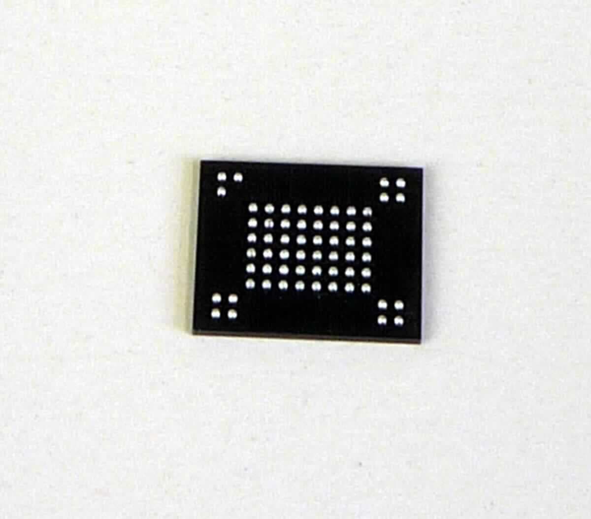 Elektrisch löschbarer, programmierbarer Lesespeicher, Flash E2PROM (NAND-Flash)
- in Form einer monolithischen integrierten Schaltung 
- in CMOS-Technologie hergestellt,
- in einem FBGA-Gehäuse mit 63 Anschlüssen (Abbildung siehe Anlage),
- mit einer Speicherkapazität von 1 Gbit.

"Elektronische integrierte Schaltung, Speicher in Form einer monolithischen integrierten
 Schaltung; Flash E²PROM (elektrisch löschbarer, programmierbarer Lesespeicher) mit einer
 Speicherkapazität von mehr als 512 Mbit"