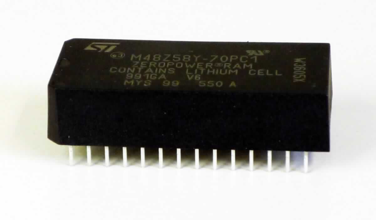 Der sog. "ZEROPOWER SRAM" besteht aus einem monolithischen Schreib-Lesespeicher mit wahlfreiem Zugriff, einschl. Cache-Schreib-Lesespeicher mit wahlfreiem Zugriff (Cache-RAM), in Form von einer auf eine gedruckte Schaltung montierten integrierten Schaltung, mit integrierter Spannungskontroll-Schaltung und einer Lithiumbatterie. Sämtliche Bauteile befinden sich in einem gemeinsamen DIP-Gehäuse mit 28 elektrischen Anschlüssen (Pins). 

Die Ware dient als nichtflüchtiger Halbleiterspeicher und wird ohne Aufzeichnung ausgeliefert.

Die Ware ist als "Halbleiter-Aufzeichnungsträger, nicht flüchtige Halbleiterspeichervorrichtung, ohne Aufzeichnung" einzureihen.
