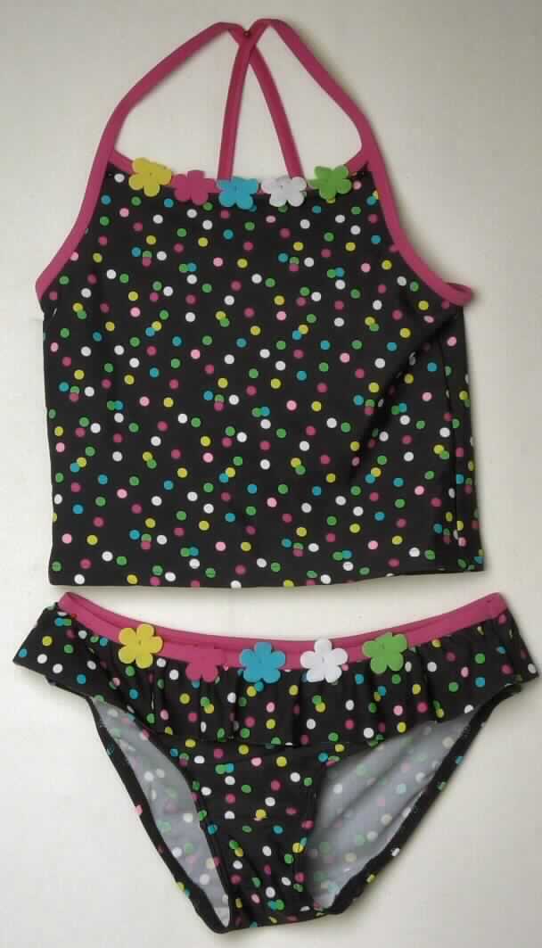 Oberteil und Badehose, sog. Mädchen-Tankini, Art. 404189, Größe 134/140, Foto siehe Anlage,
- aus ca. 0,6 mm dicken, buntbedruckten Gewirken aus laut Antrag 80 % Polyamid und 20 % Elasthan 
  (beides synthetische Chemiefasern); ohne Kautschukfäden,
- kein zweiteiliger Badeanzug, da das Oberteil aufgrund seines Schnitts nicht erkennen lässt, dass es
  ausschließlich oder hauptsächlich dazu bestimmt ist, als Badekleidung getragen zu werden,
- keine Kombination, u. a. weil Badehosen der Position 6112 nicht als Bestandteil einer Kombination zugelassen
  sind,
- Badehose:
-- in Form eines Hüftslips gearbeitet,
-- in der Taille abschließend,
-- ohne Öffnung und ohne Verschluss,
-- im Vorderteil und im Schrittbereich mit einem Gewirke unterlegt (Hygieneeinlage); aufgrund der Ausstattung 
   erkennbar Mädchenkleidung,
-- am oberen Abschluss mit einer kontrastfarbenen Randeinfassung aus einfarbigen Gewirken sowie mit einem
   umlaufenden Volant und fünf aufgenähten, stilisierten Blüten verziert,
-- mit sehr hohen Beinausschnitten, 
-- an den Rändern mit eingenähten, elastischen Bändern ausgestattet,
-- nach Schnitt, Material und Ausstattung erkennbar dazu bestimmt ist, als Badekleidung getragen zu werden.

"Badehose, aus Gewirken, für Mädchen, aus synthetischen Chemiefasern, ohne Kautschukfäden"