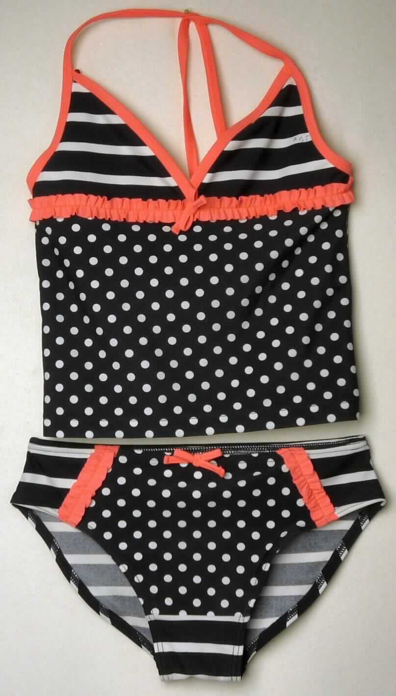 Modisches Unterhemd und Badehose, sog. Mädchen-Tankini, Art. 404167, Größe 134/140, Foto siehe Anlage,
- aus verschiedenen, ca. 0,7 mm dicken (leichten), bedruckten Gewirken aus laut Antrag 80 % Polyamid und 20 % 
  Elasthan (beides synthetische Chemiefasern); ohne Kautschukfäden,
- kein zweiteiliger Badeanzug, da das Oberteil aufgrund seines Schnitts nicht erkennen lässt, dass es
  ausschließlich oder hauptsächlich dazu bestimmt ist, als Badekleidung getragen zu werden,
- keine Kombination, u. a. weil sowohl modische Unterhemden der Position 6109 als auch Badehosen der Position 
  6112 nicht als Bestandteil einer Kombination zugelassen sind,
- Badehose:
-- in Form eines Hüftslips gearbeitet,
-- in der Taille abschließend,
-- ohne Öffnung und ohne Verschluss,
-- im Schrittbereich mit einem Gewirke unterlegt (Hygieneeinlage); aufgrund der Ausstattung erkennbar 
   Mädchenkleidung,
-- am oberen Abschluss mit einer kontrastfarbenen Schleife und zwei kontrastfarbenen, gerafften Gewirkezu-
   schnitten verziert,
-- mit sehr hohen Beinausschnitten, 
-- an den Rändern mit eingenähten, elastischen Bändern ausgestattet,
-- nach Schnitt, Material und Ausstattung erkennbar dazu bestimmt ist, als Badekleidung getragen zu werden.

"Badehose, aus Gewirken, für Mädchen, aus synthetischen Chemiefasern, ohne Kautschukfäden"