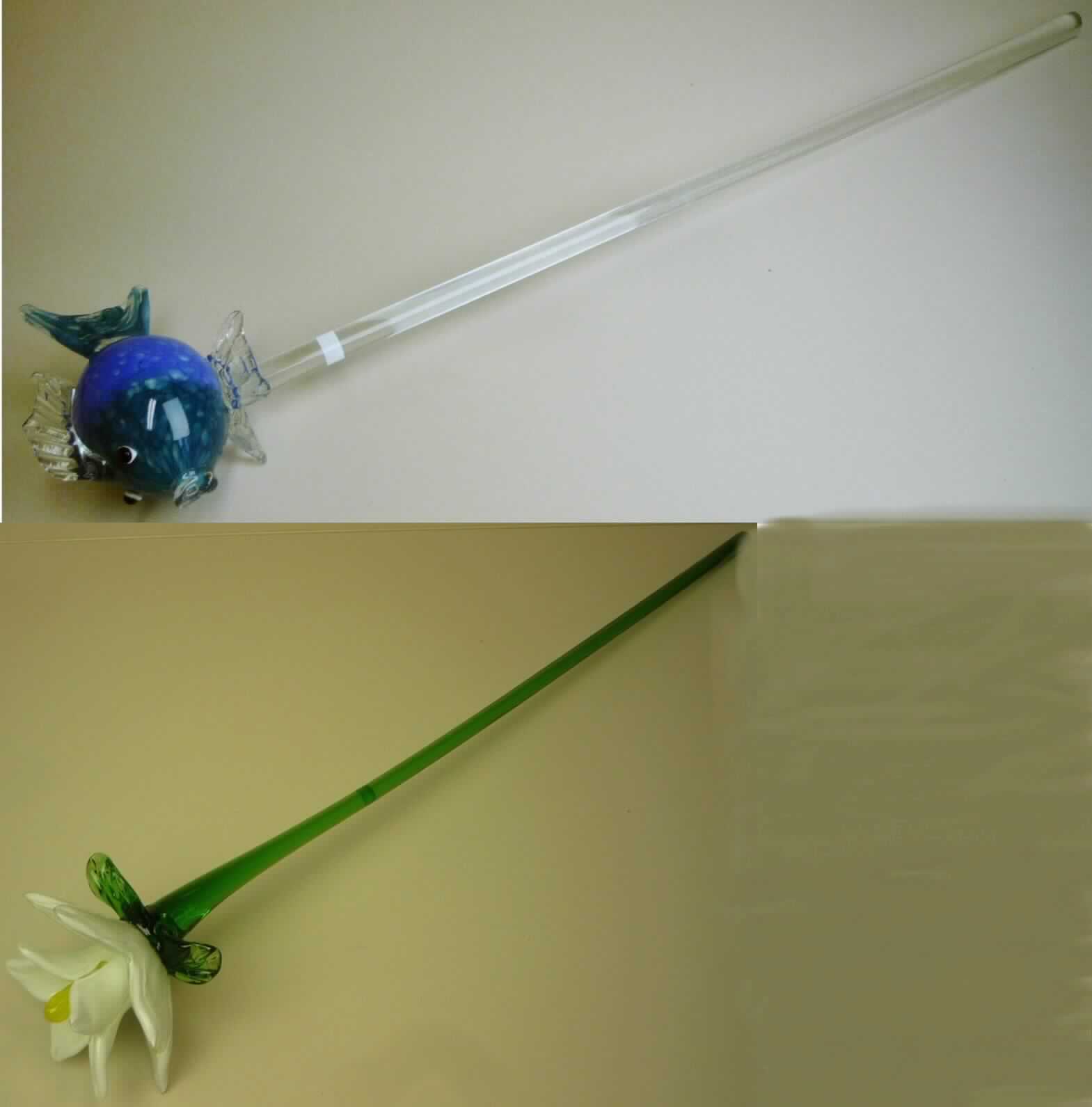 Ziergegenstand aus lampengeblasenem (gesponnenem) Glas, sog. Glasblume auf Stab und Glasfisch auf Stab,
Foto siehe Anlage, 
- in Form eines massiven Glasstabes an dessen oberem Ende eine Blume aus Glas bzw.
  ein massiver Fisch aus Glas angearbeitet ist,
- die Waren bestehen aus klarsichtigem und teilweise bunt gefärbtem Glas,
- aus (lt. Antrag) handgefertigtem, lampengeblasenem (gesponnenem) Glas, 
- mit einer Gesamtlänge von ca. 88 cm bzw. 90 cm.

"Ziergegenstand aus lampengeblasenem (gesponnenem) Glas"
