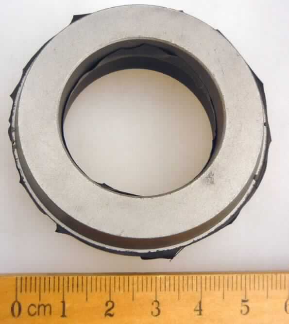 Angaben des Antragstellers: Dämpferring aus Gummi und Metall

Feststellungen an einem Warenmuster:
Metallischer Ring mit einem Durchmesser von ca. 3,8 cm. Der Ring weist eine Zwischenlage aus Weichkautschuk auf. Zur Zusammensetzung wurden vertrauliche Angaben gemacht.

Es handelt sich bei der Ware um eine Gummi-Metallware der Unterposition 4016 9991.