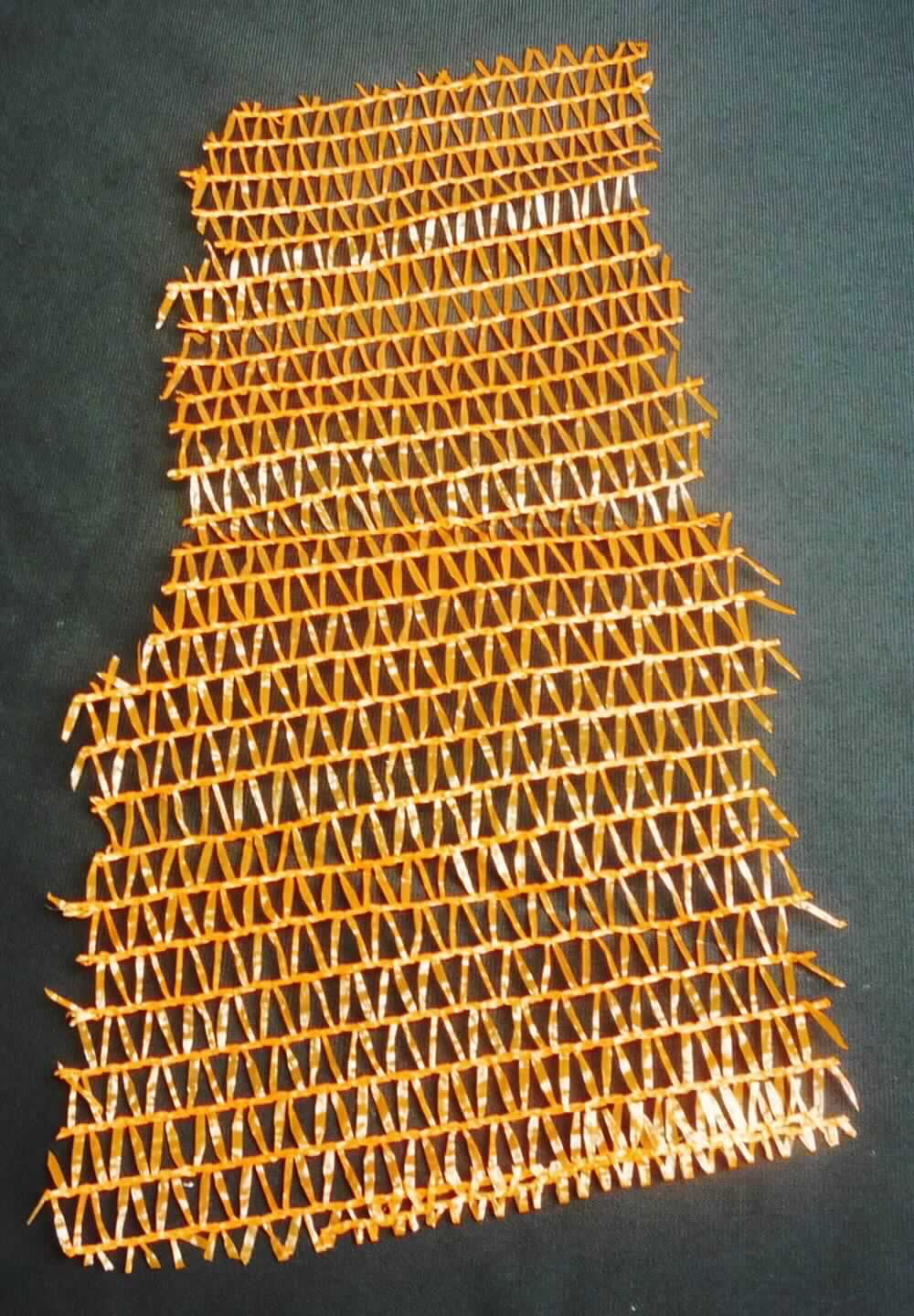 Sack zu Verpackungszwecken, sog. Sack aus Polyethylen-Kunststofffolie, Foto siehe Anlage,
- veranschaulicht durch einen Musterabschnitt,
- rechteckig, laut Antrag in verschiedenen Ausführungen (mit farblich abgesetzten sog. Einfüllkanten in rot, 
  schwarz/rot oder schwarz/grün/schwarz) und unterschiedlichen Abmessungen (L x B): von 28 cm x 36 cm 
  bis zu 60 cm x 100 cm,
- aus ca. 0,6 mm dicken, durchbrochenen Gewirken (Kettengewirke) aus Streifen aus laut Antrag Polyethylen
  (synthetische Spinmasse = synthetischer Spinnstoff) mit einer augenscheinlichen Breite von weniger als 5 mm, 
  somit keine Ware des Kapitels 39,
- zu einem Sack zusammengenäht; an einer Schmalseite mit einer Einfüllöffnung, die je nach Ausführung mit 
  oder ohne Zugband geschlossen werden kann, 
- durch Zusammennähen konfektioniert,
- dient als Verpackungssack, z. B. für Kartoffeln und Gemüse.

"Sack zu Verpackungszwecken, aus synthetischen Spinnstoffen, kein flexibler Schüttgutbehälter, aus Streifen
 aus Polyethylen, aus Gewirken"