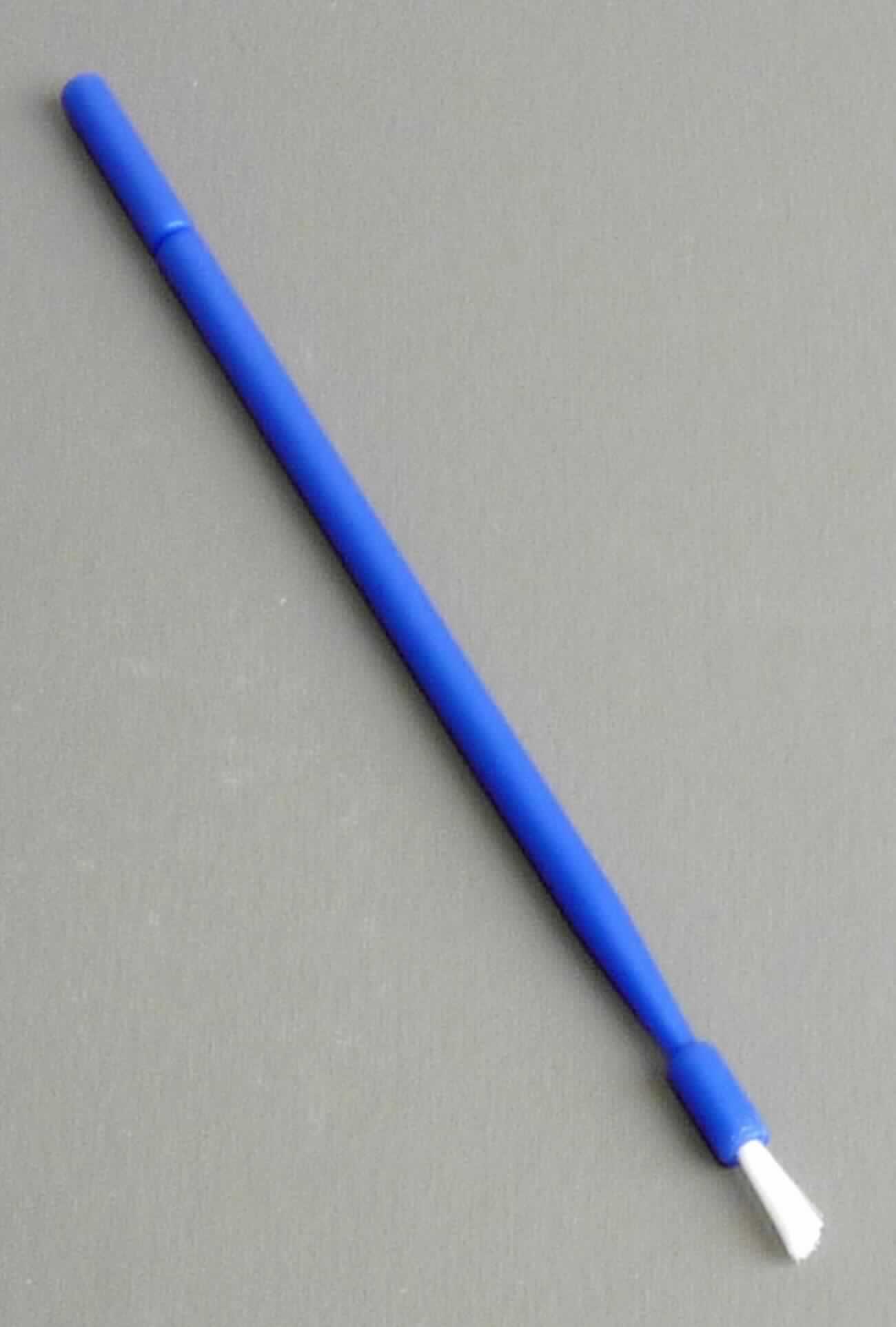 Sog. Brush Applicator 200pk, Pinsel, in Form eines ca. 9,5 cm langen und ca. 3,2 mm starken, biegsamen Stiels aus Kunststoff mit einer Riffelung am Ende ausgestattet, der sich an einer Seite verjüngt und auf der anderen Seite mit einem länglichen Pinselkopf (Länge ca. 6 mm) versehen ist, Gesamtlänge ca. 10 cm.
Äußere Form: siehe Abbildung in der Anlage.
Die Ware wird von Zahnärzten als Applikator zum Auftragen von Fluoridlack (nicht Gegenstand dieser vZTA-Entscheidung) auf Zahnflächen / Fluoridierung von Zähnen eingesetzt und ist zum Handgebrauch vorgesehen. Die Riffelung am Stielende soll ein Abrutschen der Finger verhindern. 200 Applikatoren sind in einem Karton verpackt.

Die Ware wird als "zahnärztliches Instrument, nicht von den Unterpositionen (KN) 9018 1100 bis 9018 4910 erfasst" eingereiht.