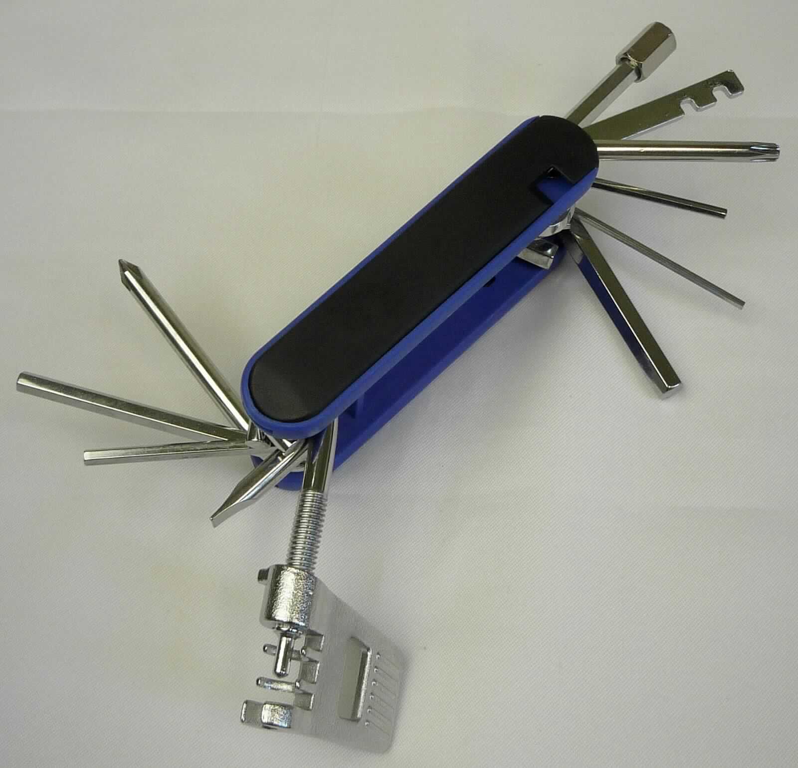 "Mini Fahrradwerkzeug"; Ware aus verschiedenen Bestandteilen, bestehend aus:

- 1 Kreuzschraubendreher, 1 Schlitzschraubendreher, 1Torx Schraubendreher, 
  6 Innensechskant - Schraubendreher, vollständig aus unedlem Metall, unlösbar 
  aber beweglich in einem Rahmen aus Kunststoff befestigt; die Schraubendreher 
  können mangels eines Anschlags frei um die Achse des Rahmens bewegt und 
  dadurch gleichermaßen als Winkelschraubendreher als auch als Schraubendreher
  mit  geradem Antrieb genutzt werden; aufgrund der verschiedenen Funktionen 
  gehören diese Bestandteile in Anwendung der AV 3 c) zu der letzten der in Betracht
  kommenen Positionen (= Pos 8205; UPos 8205 40)

- 1 Kettennieter und 1 Nippelspanner, ebefalls vollständig aus unedlem Metall und im
  o. a. Rahmen unlösbar integriert (UPos 8205 59)

- zum Reparieren von Fahrrädern bestimmt

- die Bestandteile der UPos 8205 40 bestimmen hinsichltich Menge und Bedeutung für die 
  Verwendung den Charakter des Mini Fahrradwerkzeugen

Abbildung siehe Anlage.

Derartige Waren sind als "Handwerkzeug (Schraubendreher) anderweit weder genannt mit arbeitendem Teil aus unedlem Metall" in die Codenummer 8205 4000 00 0 des Zolltarifs (ZT) einzureihen.