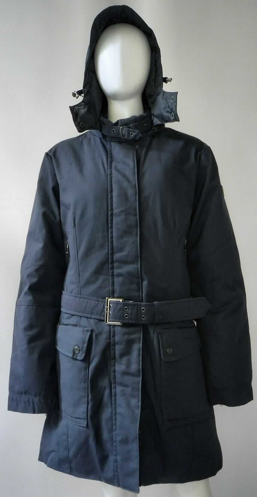 Mantel, sog. Jacke für Damen "Xylontum Winter Coat women, Art. 33-3521-20, Größe 40, Foto siehe Anlage,
- aus ca. 0,5 mm dicken (leichten), einfarbigen Geweben aus laut Antrag 100 % Baumwolle; aufgrund des leichten 
  Materials kein Parka,
- wattiert und abgesteppt gefüttert,
- über die Mitte der Oberschenkel reichend (Rückenlänge: ca. 92 cm),
- mit einem Stückgewicht von ca. 1.625 Gramm,
- mit einer mittels Reißverschluss abtrennbaren Kapuze mit Kordelzug und Patte mit Druckknopfverschluss von 
  rechts über links,
- vorn mit einer durchgehenden Öffnung mit Reißverschluss, die durch eine Patte mit Druckknopfverschluss von 
  rechts über links (Frauenkleidung) verdeckt wird, 
- mit langen Ärmeln, 
- vorn im Taillenbereich mit zwei eingesetzten Taschen mit Reißverschluss und zwei aufgesetzten Taschen mit 
  Patte mit Druckknopfverschluss unterhalb der Taille, 
- in Taillenhöhe mit einem durch Schlaufen gezogenen Gürtel mit Schnallenverschluss,
- am unteren Rand gesäumt, hinten mit einem ca. 20 cm hoch reichenden Rückenschlitz mit Druckknopf 
  ausgestattet,
- wird im Allgemeinen über jeder anderen Kleidung und zum Schutz gegen das Wetter getragen.

"Mantel aus Geweben, für Frauen, aus Baumwolle, mit einem Stückgewicht von mehr als 1 kg, kein Parka"