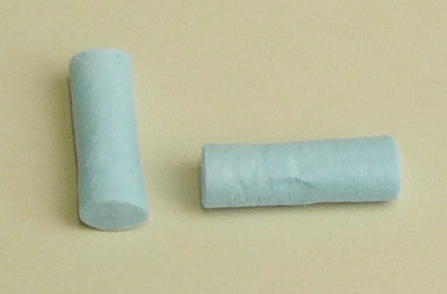 Watte zu medizinischen Zwecken; Messhilfe

Bei der Ware handelt es sich nach den Angaben um blaue, zylindrisch geformte Röllchen (Länge 35 mm, Durchmesser etwa 11mm) aus Baumwolle mit einem intigrierten Referenzmesskörper (Durchmesser 5 mm) aus Edelstahl. Das Erzeugnis dient nach den Angaben als Messhilfe bei der Auswertung zweidimensionaler Abstände bei der Orthopantomographie (diagnostische Röntgenaufnahme der Ober- und Unterkiefer des Menschen). Das Produkt wird nach den Angaben ausschließlich im Zusammenhang mit der Röntgendiagnostik zu medizinischen Zwecken verwendet und liegt á 20 Stück unsteril verpackt in einer Box in Aufmachung für den Einzelverkauf vor. 

Die Ware ist als Watte zu zahnärztlichen Zwecken in die Position 3005 der Kombinierten Nomenklatur einzureihen.
