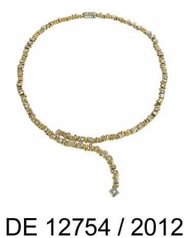 "Goldcollier mit Diamanten"; es handelt sich um eine Halskette mit Verschluss aus einer Goldlegierung (18 K; 750/1000), deren quaderförmigen Glieder teilweise mit Diamanten besetzt sind. Die Kette ist aus zwei Teilen gearbeitet, die jeweils an einem Ende durch den mit einem Diamanten versehenen Verschluss miteinander verbunden sind. Das andere Ende eines Teils ist mittels fünf Verbindungsstegen an dem zweiten Teil befestigt, so dass die Kette in diesem Bereich doppelt gearbeitet ist. Das hängende Ende des zweiten Teils ist mit einem rautenförmigen, mit einem Diamanten besetzten Zierelement versehen.
- lt. Antragstellerangaben -

Abbildung siehe Anlage.

Derartige Erzeugnisse gehören als "Schmuckwaren aus Edelmetallen (Gold)" zur Codenummer 7113 1900 00 des Integrierten Zolltarifs der EG (TARIC).