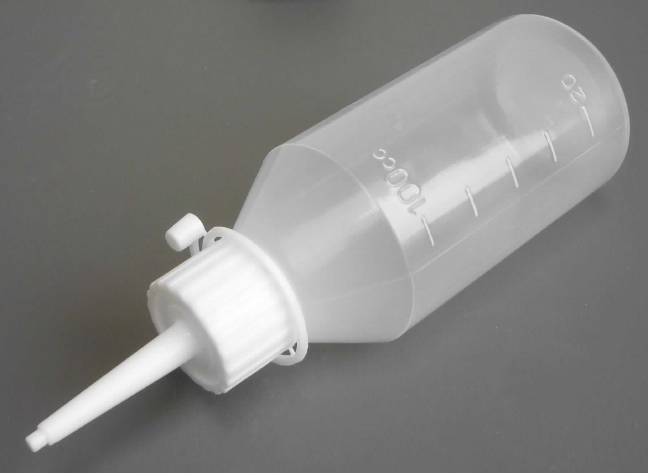 Bei dem durch ein Warenmuster veranschaulichten Artikel handelt es sich um eine Flasche aus Kunststoffen im Sinne der Anmerkung 1 zu Kapitel 39. Die zylindrische Ware zeichnet sich durch ein Fassungsvermögen von ca. 100 ml aus, ist am Flaschenhals mit einem Schraubaufsatz mit Dosieröffnung versehen und verfügt über eine Verschlusskappe. Des Weiteren befindet sich auf der Außenseite eine Skalierung (20-100 ml).

Derartige Erzeugnisse werden zolltariflich als "Transport- oder Verpackungsmittel aus Kunststoffen, Flaschen und ähnliche Waren mit einem Fassungsvermögen von 2 l oder weniger" eingereiht.