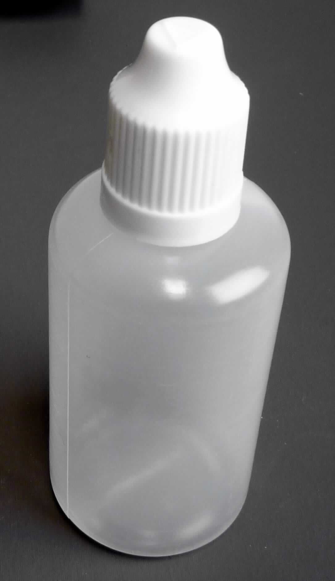 Bei dem durch ein Warenmuster veranschaulichten Artikel handelt es sich um eine Flasche aus Kunststoffen im Sinne der Anmerkung 1 zu Kapitel 39. Die zylindrische Ware zeichnet sich durch ein Fassungsvermögen von ca. 50 ml aus, ist am Flaschenhals mit einem Schraubgewinde sowie einer Dosieröffnung versehen und verfügt über einen Sicherheitsverschluss.

Derartige Erzeugnisse werden zolltariflich als "Transport- oder Verpackungsmittel aus Kunststoffen, Flaschen und ähnliche Waren mit einem Fassungsvermögen von 2 l oder weniger" eingereiht.